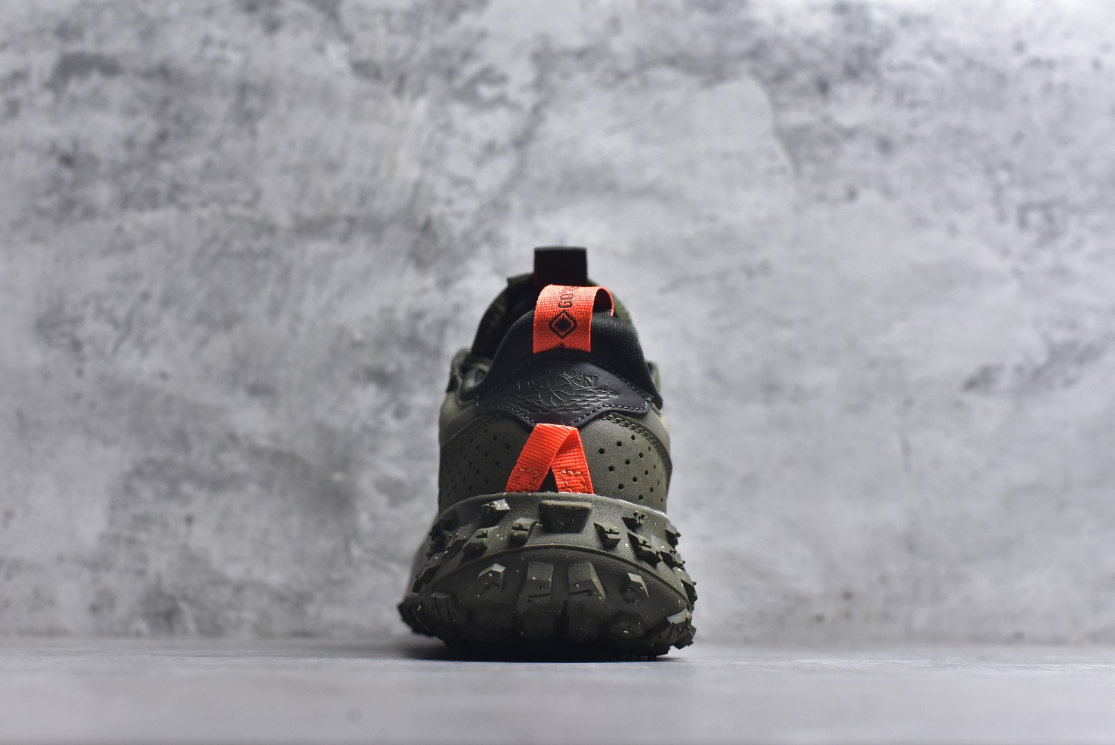 图片[5]-#Jordan Air Jordan 1 Element Gore-Tex 经典耐用 低帮跑步鞋 Air Jordan 1 Low Element Gore-Tex “Medium Olive” 将 MJ1 从复古经典款蜕变为适合户外越野的运动鞋。这款鞋采用Gore-Tex材质，适合全年穿着。运动鞋爱好者会发现其借鉴了磨砂皮覆面、防刮布拼接和透气孔设计，这是对乔丹品牌（Jordan Brand）越野风格历史的致敬。 货号：FV4227-201 尺码：39 40 40.5 41 42 42.5 43 44 45-选品中心
