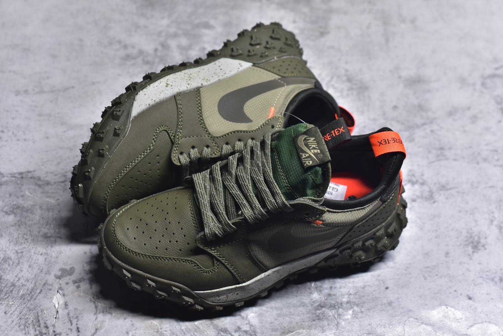 图片[7]-#Jordan Air Jordan 1 Element Gore-Tex 经典耐用 低帮跑步鞋 Air Jordan 1 Low Element Gore-Tex “Medium Olive” 将 MJ1 从复古经典款蜕变为适合户外越野的运动鞋。这款鞋采用Gore-Tex材质，适合全年穿着。运动鞋爱好者会发现其借鉴了磨砂皮覆面、防刮布拼接和透气孔设计，这是对乔丹品牌（Jordan Brand）越野风格历史的致敬。 货号：FV4227-201 尺码：39 40 40.5 41 42 42.5 43 44 45-选品中心