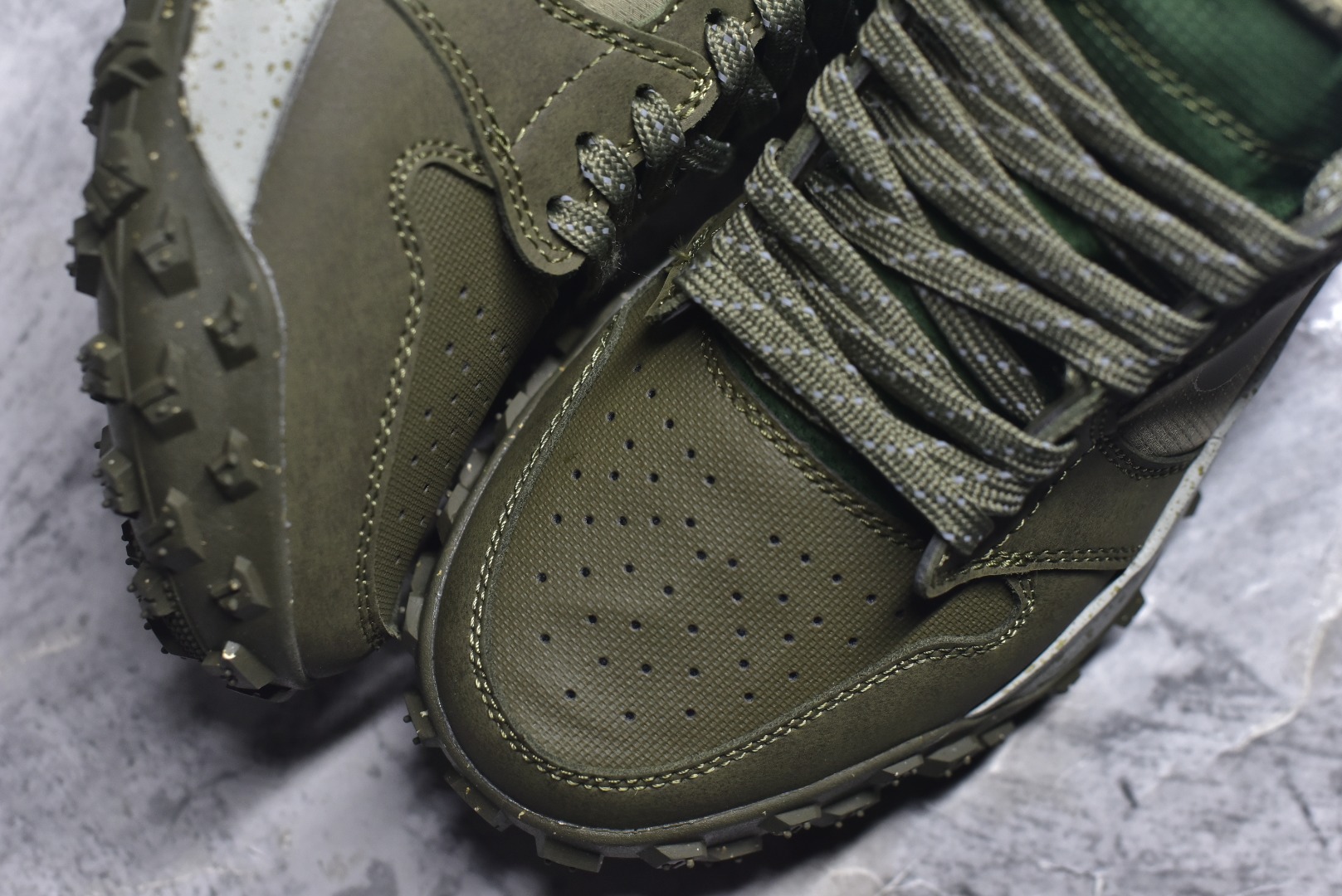 图片[8]-#Jordan Air Jordan 1 Element Gore-Tex 经典耐用 低帮跑步鞋 Air Jordan 1 Low Element Gore-Tex “Medium Olive” 将 MJ1 从复古经典款蜕变为适合户外越野的运动鞋。这款鞋采用Gore-Tex材质，适合全年穿着。运动鞋爱好者会发现其借鉴了磨砂皮覆面、防刮布拼接和透气孔设计，这是对乔丹品牌（Jordan Brand）越野风格历史的致敬。 货号：FV4227-201 尺码：39 40 40.5 41 42 42.5 43 44 45-选品中心
