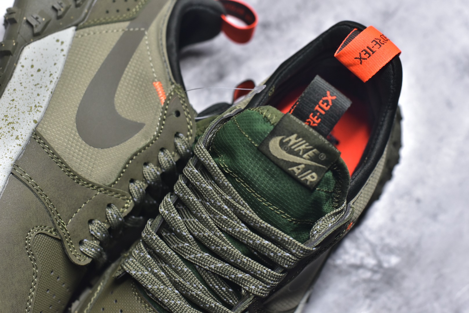 图片[9]-#Jordan Air Jordan 1 Element Gore-Tex 经典耐用 低帮跑步鞋 Air Jordan 1 Low Element Gore-Tex “Medium Olive” 将 MJ1 从复古经典款蜕变为适合户外越野的运动鞋。这款鞋采用Gore-Tex材质，适合全年穿着。运动鞋爱好者会发现其借鉴了磨砂皮覆面、防刮布拼接和透气孔设计，这是对乔丹品牌（Jordan Brand）越野风格历史的致敬。 货号：FV4227-201 尺码：39 40 40.5 41 42 42.5 43 44 45-选品中心