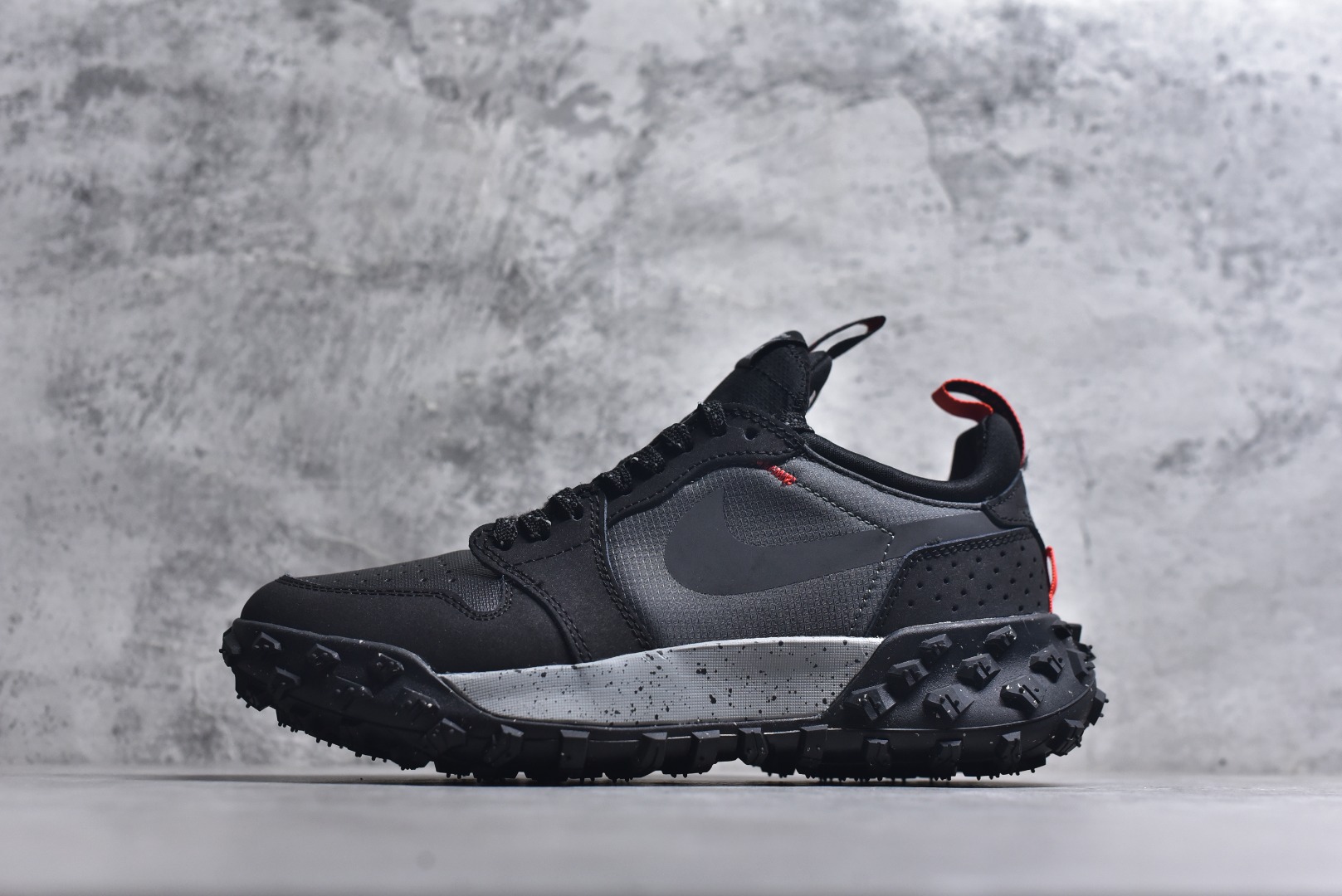 #Jordan Air Jordan 1 Element Gore-Tex 经典耐用 低帮跑步鞋 Air Jordan 1 Low Element Gore-Tex “Medium Olive” 将 MJ1 从复古经典款蜕变为适合户外越野的运动鞋。这款鞋采用Gore-Tex材质，适合全年穿着。运动鞋爱好者会发现其借鉴了磨砂皮覆面、防刮布拼接和透气孔设计，这是对乔丹品牌（Jordan Brand）越野风格历史的致敬。 货号：FV4227-002 尺码：39 40 40.5 41 42 42.5 43 44 45-选品中心