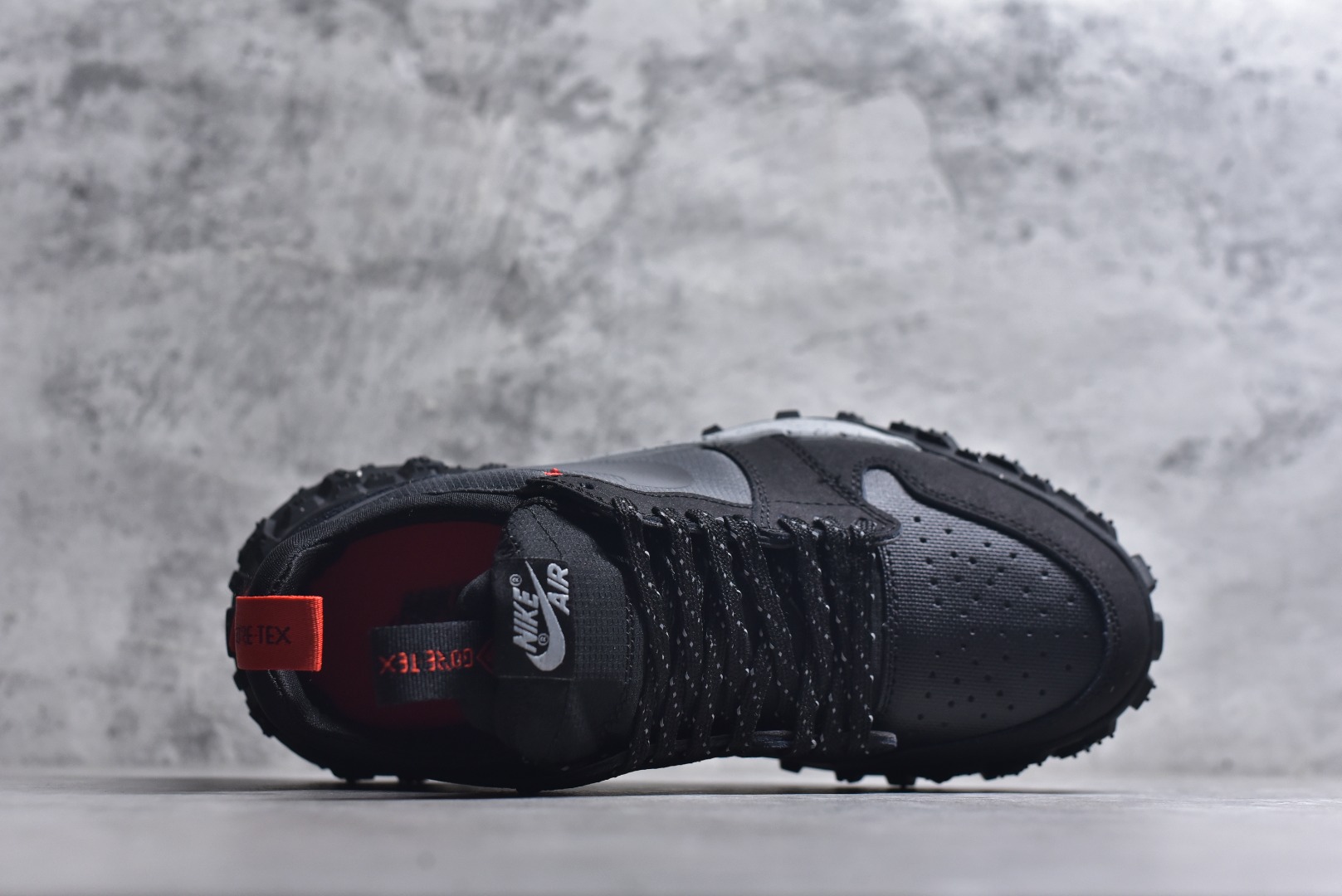 图片[4]-#Jordan Air Jordan 1 Element Gore-Tex 经典耐用 低帮跑步鞋 Air Jordan 1 Low Element Gore-Tex “Medium Olive” 将 MJ1 从复古经典款蜕变为适合户外越野的运动鞋。这款鞋采用Gore-Tex材质，适合全年穿着。运动鞋爱好者会发现其借鉴了磨砂皮覆面、防刮布拼接和透气孔设计，这是对乔丹品牌（Jordan Brand）越野风格历史的致敬。 货号：FV4227-002 尺码：39 40 40.5 41 42 42.5 43 44 45-选品中心