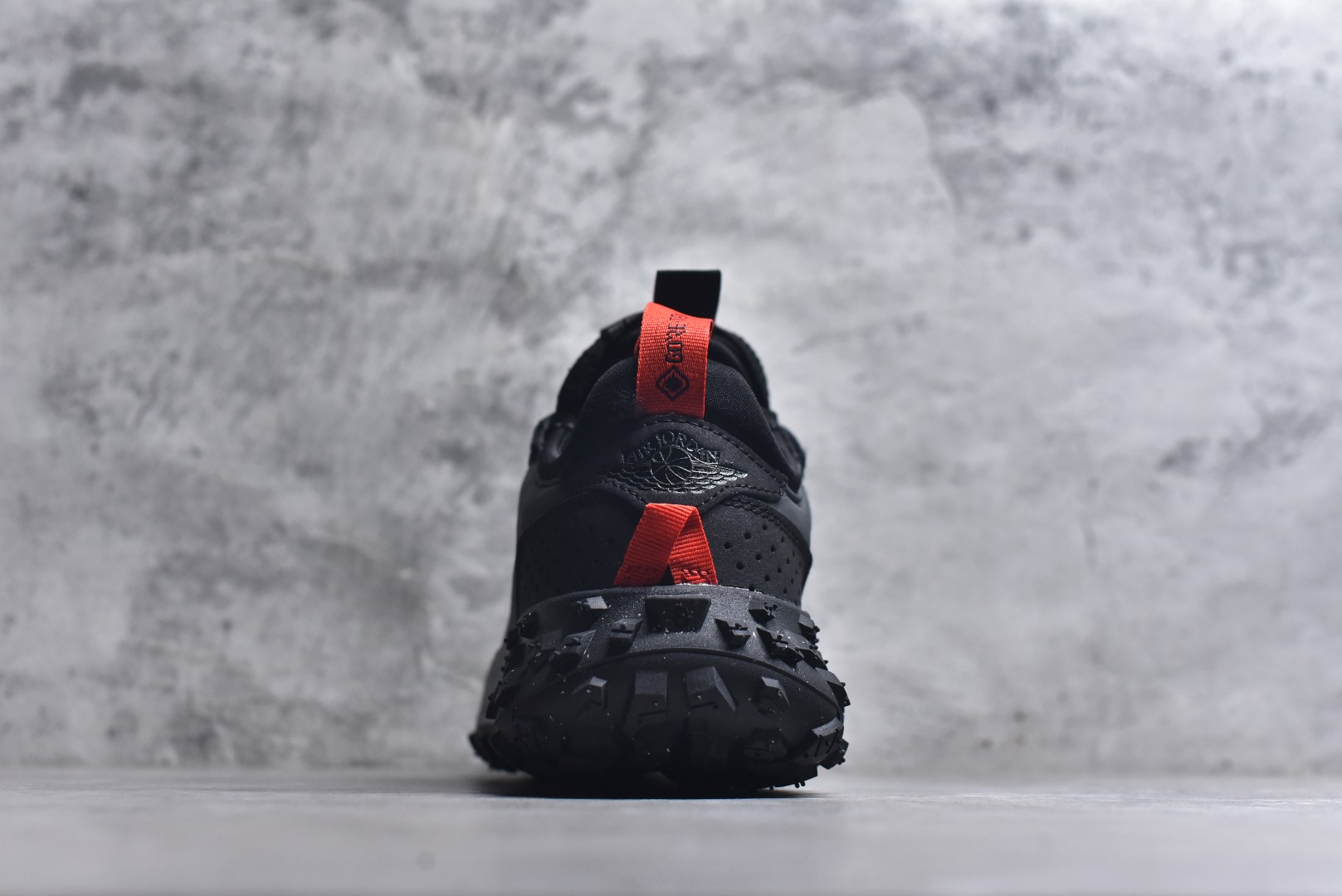 图片[5]-#Jordan Air Jordan 1 Element Gore-Tex 经典耐用 低帮跑步鞋 Air Jordan 1 Low Element Gore-Tex “Medium Olive” 将 MJ1 从复古经典款蜕变为适合户外越野的运动鞋。这款鞋采用Gore-Tex材质，适合全年穿着。运动鞋爱好者会发现其借鉴了磨砂皮覆面、防刮布拼接和透气孔设计，这是对乔丹品牌（Jordan Brand）越野风格历史的致敬。 货号：FV4227-002 尺码：39 40 40.5 41 42 42.5 43 44 45-选品中心