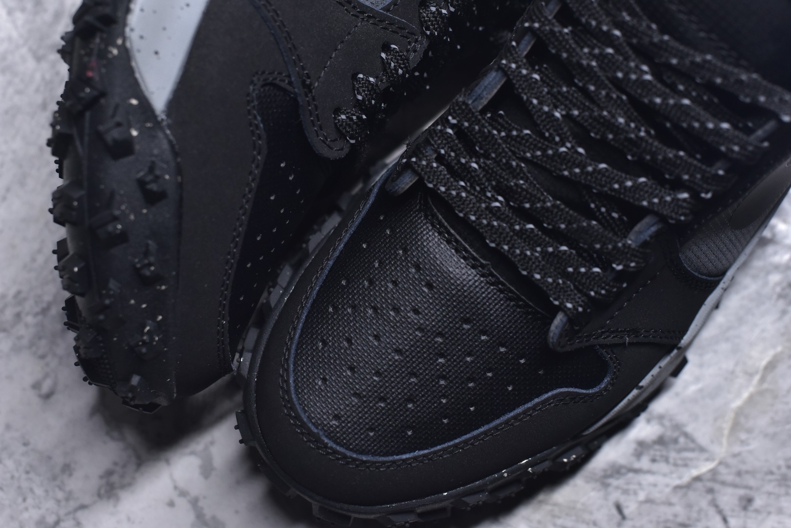 图片[8]-#Jordan Air Jordan 1 Element Gore-Tex 经典耐用 低帮跑步鞋 Air Jordan 1 Low Element Gore-Tex “Medium Olive” 将 MJ1 从复古经典款蜕变为适合户外越野的运动鞋。这款鞋采用Gore-Tex材质，适合全年穿着。运动鞋爱好者会发现其借鉴了磨砂皮覆面、防刮布拼接和透气孔设计，这是对乔丹品牌（Jordan Brand）越野风格历史的致敬。 货号：FV4227-002 尺码：39 40 40.5 41 42 42.5 43 44 45-选品中心