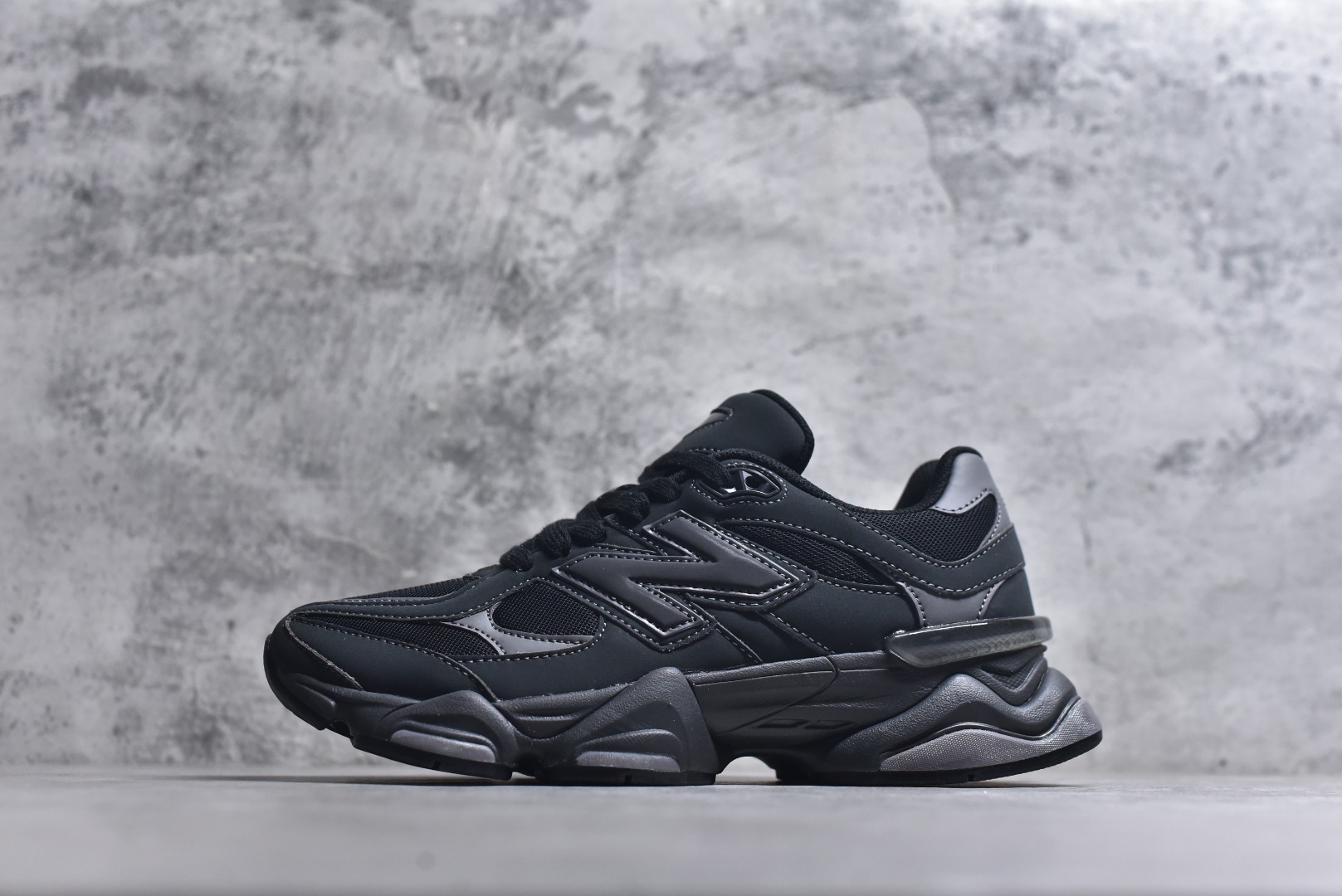 #New Balance NB9060 联名款 复古休闲运动慢跑鞋 U906079E 全套原楦原纸板原厂数据开发 进口三明治网面 原装进口翻毛皮料正确绒感卡色 正确中底拉帮中底网布细节 原厂标裁 带紫光防伪 定制后跟透明水晶模块 冲裁组合 大底贴合程度胶水上色把控完美 整洁度挑战全网艺术家 多道序QC把关品质完善 匠心打造 耗时两个月开发完成 工艺极其复杂难度可想而知 新开独立私模大底 全网唯一正确六层组合大底 高端零售专供产物 尺码：36 37 37.5 38 38.5 39 40 40.5 41 42 42.5 43 44 45 46.5-选品中心