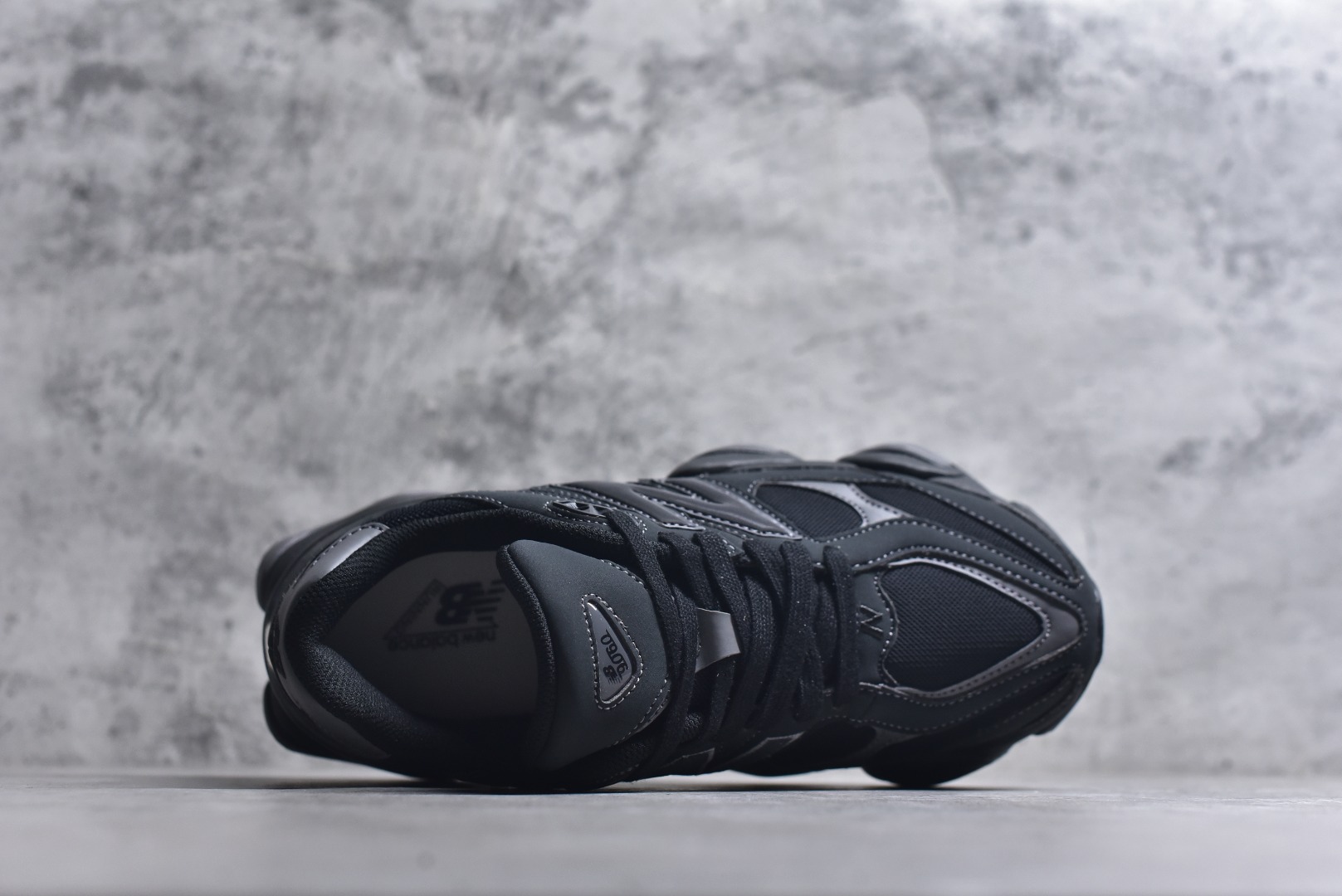 图片[4]-#New Balance NB9060 联名款 复古休闲运动慢跑鞋 U906079E 全套原楦原纸板原厂数据开发 进口三明治网面 原装进口翻毛皮料正确绒感卡色 正确中底拉帮中底网布细节 原厂标裁 带紫光防伪 定制后跟透明水晶模块 冲裁组合 大底贴合程度胶水上色把控完美 整洁度挑战全网艺术家 多道序QC把关品质完善 匠心打造 耗时两个月开发完成 工艺极其复杂难度可想而知 新开独立私模大底 全网唯一正确六层组合大底 高端零售专供产物 尺码：36 37 37.5 38 38.5 39 40 40.5 41 42 42.5 43 44 45 46.5-选品中心