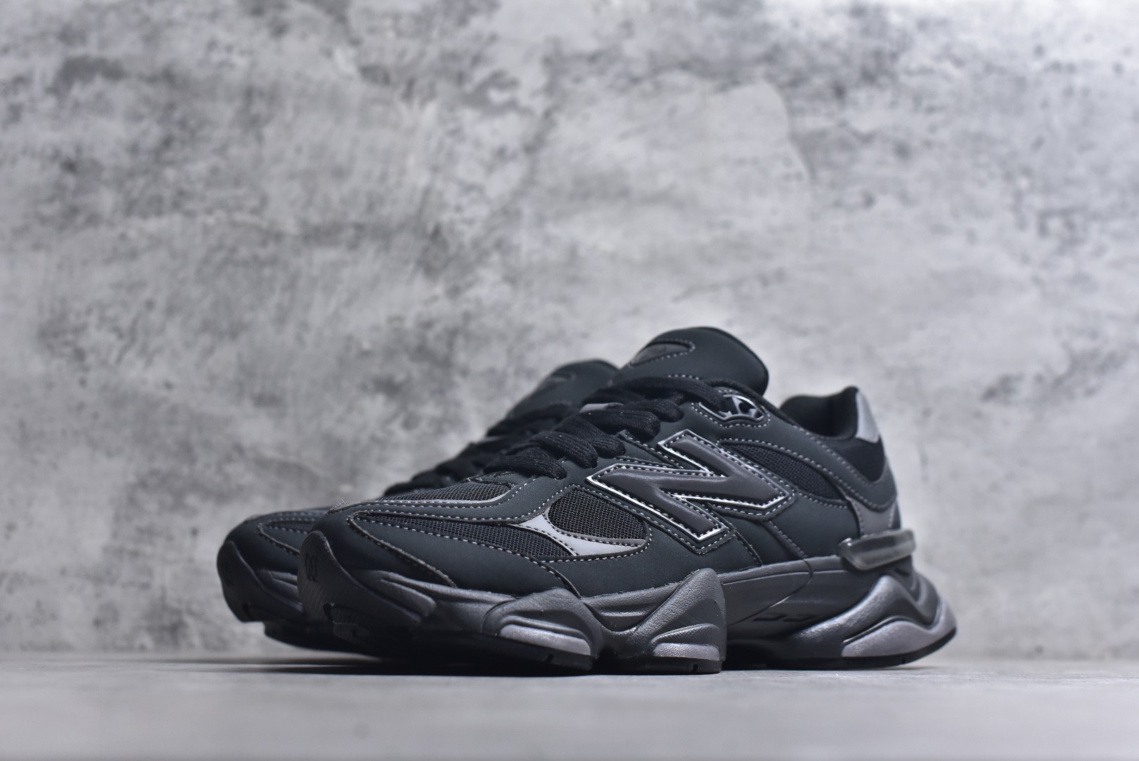 图片[2]-#New Balance NB9060 联名款 复古休闲运动慢跑鞋 U906079E 全套原楦原纸板原厂数据开发 进口三明治网面 原装进口翻毛皮料正确绒感卡色 正确中底拉帮中底网布细节 原厂标裁 带紫光防伪 定制后跟透明水晶模块 冲裁组合 大底贴合程度胶水上色把控完美 整洁度挑战全网艺术家 多道序QC把关品质完善 匠心打造 耗时两个月开发完成 工艺极其复杂难度可想而知 新开独立私模大底 全网唯一正确六层组合大底 高端零售专供产物 尺码：36 37 37.5 38 38.5 39 40 40.5 41 42 42.5 43 44 45 46.5-选品中心