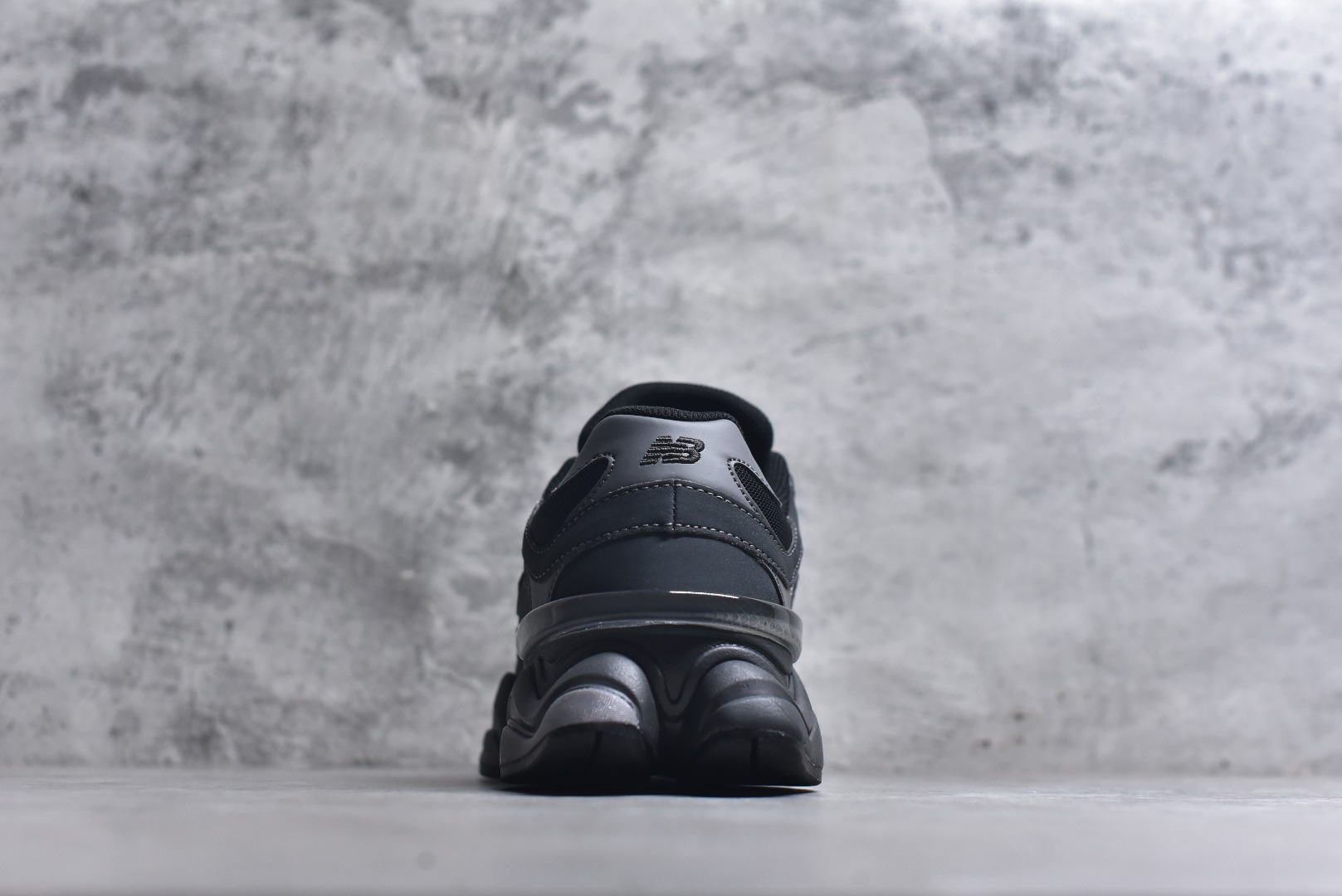 图片[5]-#New Balance NB9060 联名款 复古休闲运动慢跑鞋 U906079E 全套原楦原纸板原厂数据开发 进口三明治网面 原装进口翻毛皮料正确绒感卡色 正确中底拉帮中底网布细节 原厂标裁 带紫光防伪 定制后跟透明水晶模块 冲裁组合 大底贴合程度胶水上色把控完美 整洁度挑战全网艺术家 多道序QC把关品质完善 匠心打造 耗时两个月开发完成 工艺极其复杂难度可想而知 新开独立私模大底 全网唯一正确六层组合大底 高端零售专供产物 尺码：36 37 37.5 38 38.5 39 40 40.5 41 42 42.5 43 44 45 46.5-选品中心