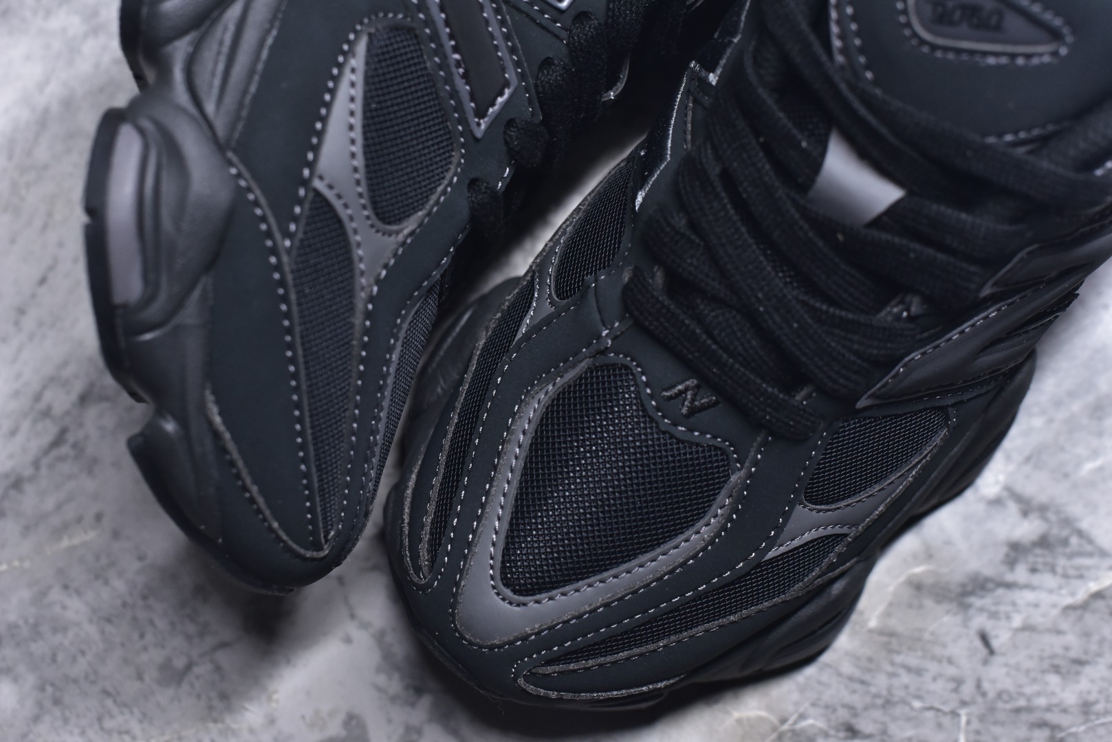 图片[8]-#New Balance NB9060 联名款 复古休闲运动慢跑鞋 U906079E 全套原楦原纸板原厂数据开发 进口三明治网面 原装进口翻毛皮料正确绒感卡色 正确中底拉帮中底网布细节 原厂标裁 带紫光防伪 定制后跟透明水晶模块 冲裁组合 大底贴合程度胶水上色把控完美 整洁度挑战全网艺术家 多道序QC把关品质完善 匠心打造 耗时两个月开发完成 工艺极其复杂难度可想而知 新开独立私模大底 全网唯一正确六层组合大底 高端零售专供产物 尺码：36 37 37.5 38 38.5 39 40 40.5 41 42 42.5 43 44 45 46.5-选品中心