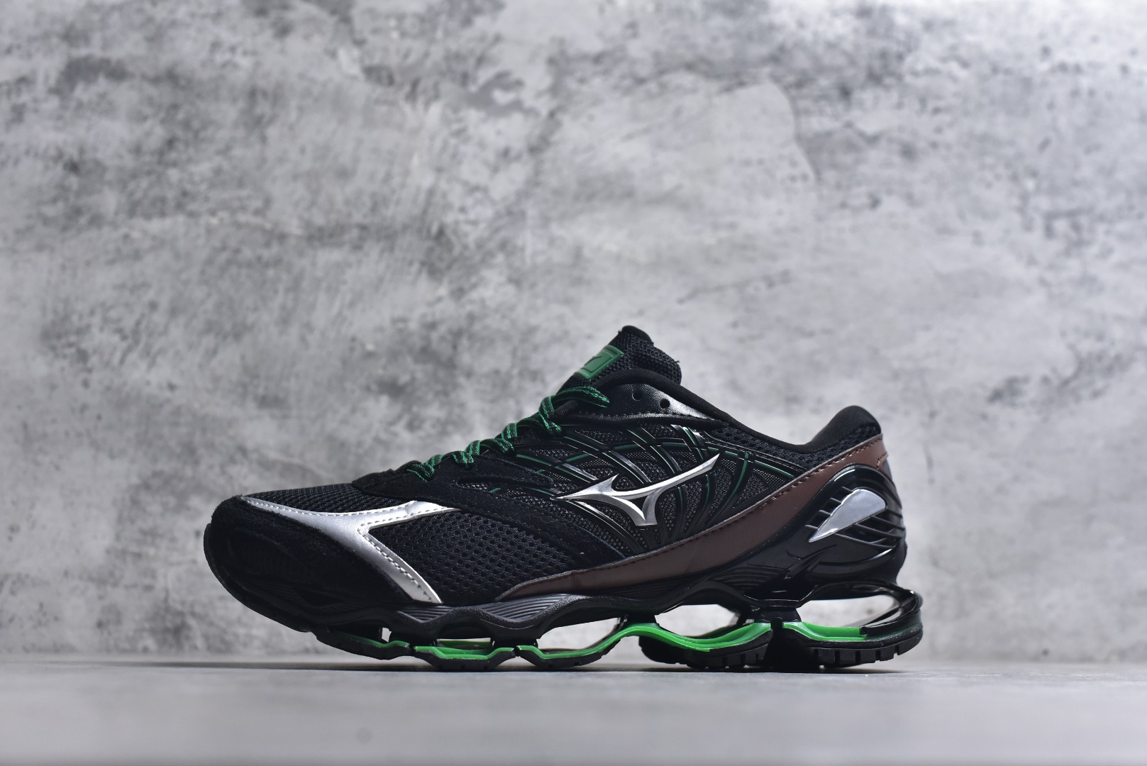 #Mizuno Wave Prophecy LS 经典百搭跑步鞋 男女同款 美津浓（Mizuno）是日本美津浓株式会社于1906年创立的运动品牌，经过一个多世纪的不断努力现已成为世界著名的运动器具、服装和鞋类生产商。美津浓力求服务于各类运动项目，并竭力使运动生活更加愉快和振奋。产品种类齐全，覆盖几乎全部主要运动项目，达到30万多个品类。尺码：36 36.5 37.5 38 38.5 39 40 40.5 41 42 42.5 43 44 44.5 45-选品中心