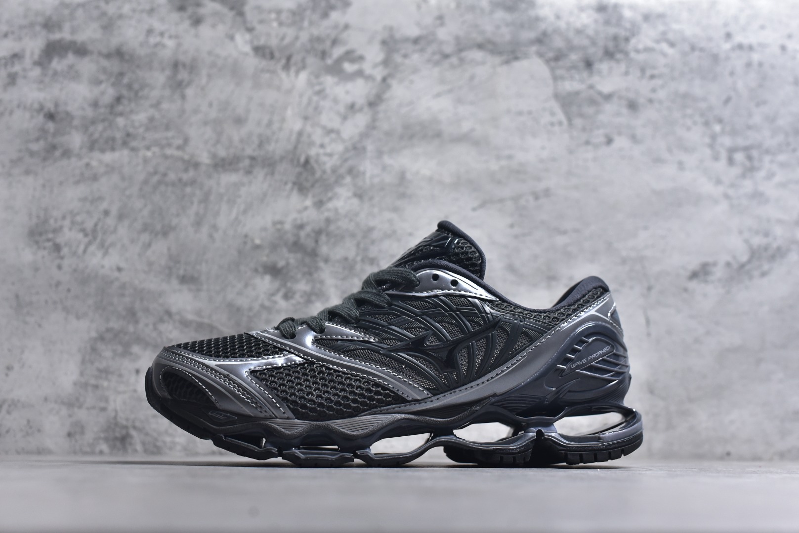 #Mizuno Wave Prophecy LS 经典百搭跑步鞋 男女同款 美津浓（Mizuno）是日本美津浓株式会社于1906年创立的运动品牌，经过一个多世纪的不断努力现已成为世界著名的运动器具、服装和鞋类生产商。美津浓力求服务于各类运动项目，并竭力使运动生活更加愉快和振奋。产品种类齐全，覆盖几乎全部主要运动项目，达到30万多个品类。尺码：36 36.5 37.5 38 38.5 39 40 40.5 41 42 42.5 43 44 44.5 45-选品中心