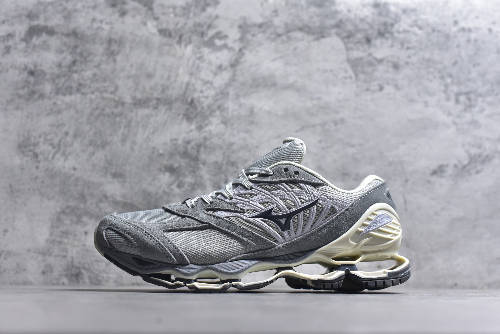 #Mizuno Wave Prophecy LS 经典百搭跑步鞋 男女同款 美津浓（Mizuno）是日本美津浓株式会社于1906年创立的运动品牌，经过一个多世纪的不断努力现已成为世界著名的运动器具、服装和鞋类生产商。美津浓力求服务于各类运动项目，并竭力使运动生活更加愉快和振奋。产品种类齐全，覆盖几乎全部主要运动项目，达到30万多个品类。尺码：36 36.5 37.5 38 38.5 39 40 40.5 41 42 42.5 43 44 44.5 45-选品中心