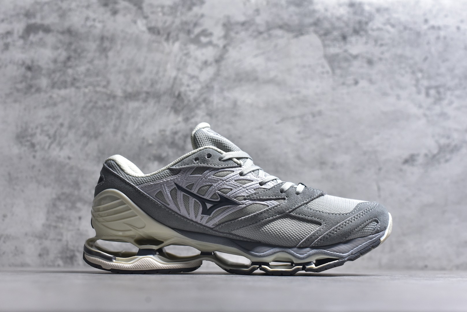 图片[3]-#Mizuno Wave Prophecy LS 经典百搭跑步鞋 男女同款 美津浓（Mizuno）是日本美津浓株式会社于1906年创立的运动品牌，经过一个多世纪的不断努力现已成为世界著名的运动器具、服装和鞋类生产商。美津浓力求服务于各类运动项目，并竭力使运动生活更加愉快和振奋。产品种类齐全，覆盖几乎全部主要运动项目，达到30万多个品类。尺码：36 36.5 37.5 38 38.5 39 40 40.5 41 42 42.5 43 44 44.5 45-选品中心