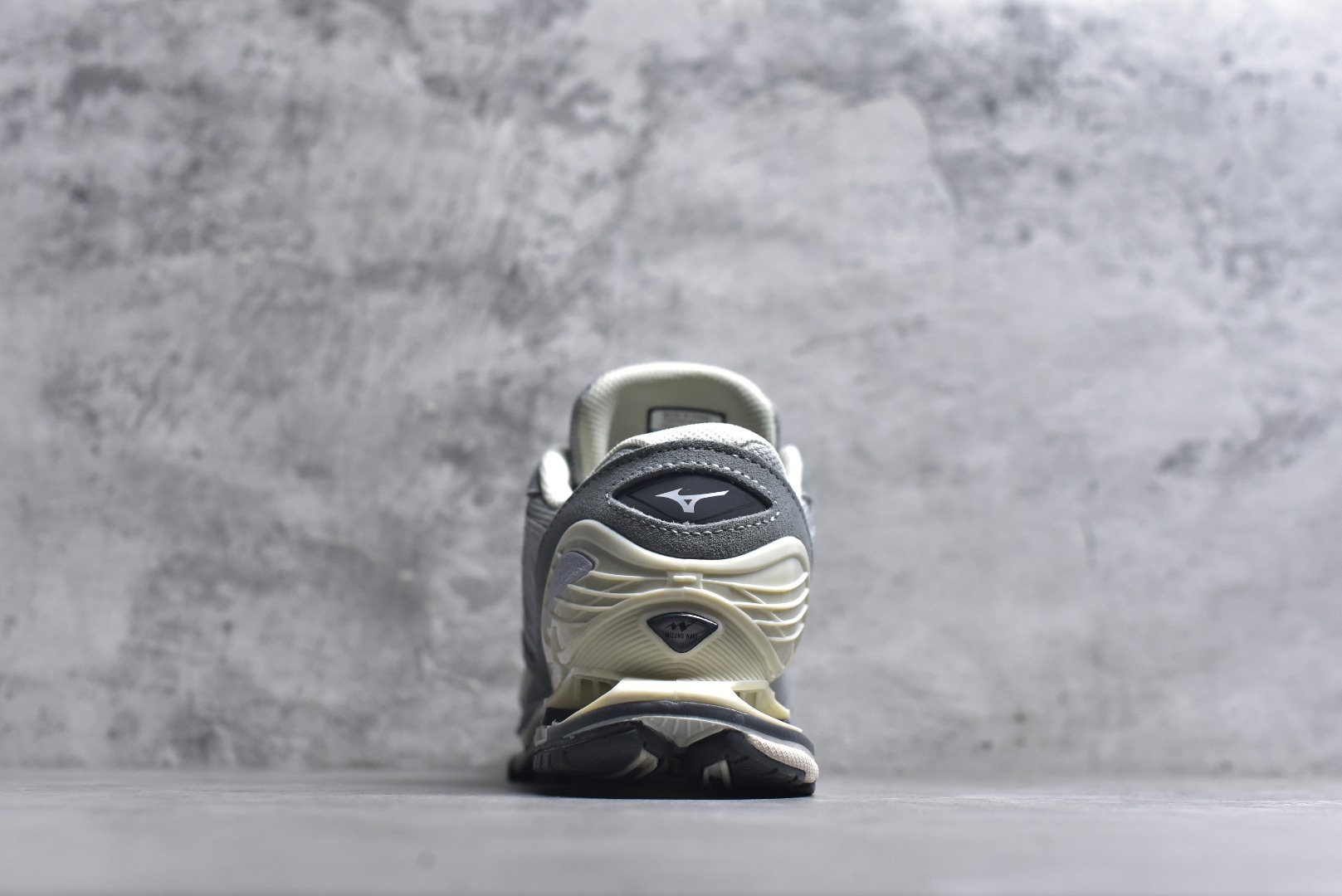 图片[5]-#Mizuno Wave Prophecy LS 经典百搭跑步鞋 男女同款 美津浓（Mizuno）是日本美津浓株式会社于1906年创立的运动品牌，经过一个多世纪的不断努力现已成为世界著名的运动器具、服装和鞋类生产商。美津浓力求服务于各类运动项目，并竭力使运动生活更加愉快和振奋。产品种类齐全，覆盖几乎全部主要运动项目，达到30万多个品类。尺码：36 36.5 37.5 38 38.5 39 40 40.5 41 42 42.5 43 44 44.5 45-选品中心