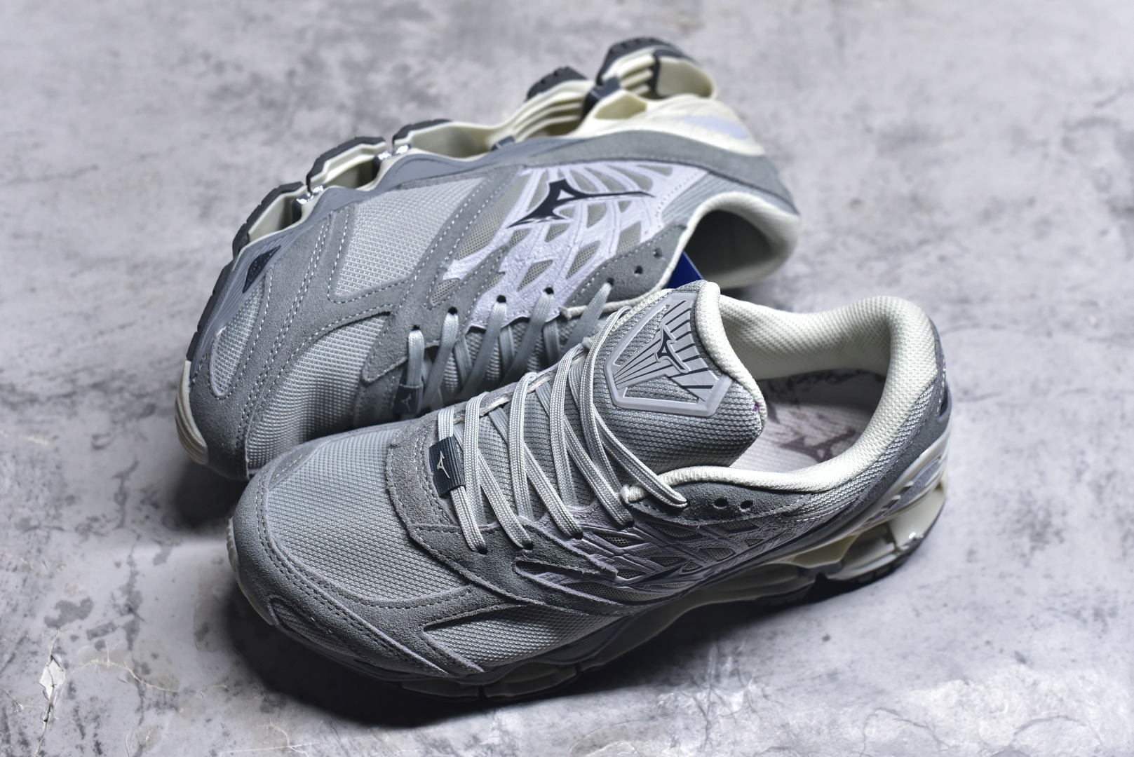 图片[7]-#Mizuno Wave Prophecy LS 经典百搭跑步鞋 男女同款 美津浓（Mizuno）是日本美津浓株式会社于1906年创立的运动品牌，经过一个多世纪的不断努力现已成为世界著名的运动器具、服装和鞋类生产商。美津浓力求服务于各类运动项目，并竭力使运动生活更加愉快和振奋。产品种类齐全，覆盖几乎全部主要运动项目，达到30万多个品类。尺码：36 36.5 37.5 38 38.5 39 40 40.5 41 42 42.5 43 44 44.5 45-选品中心