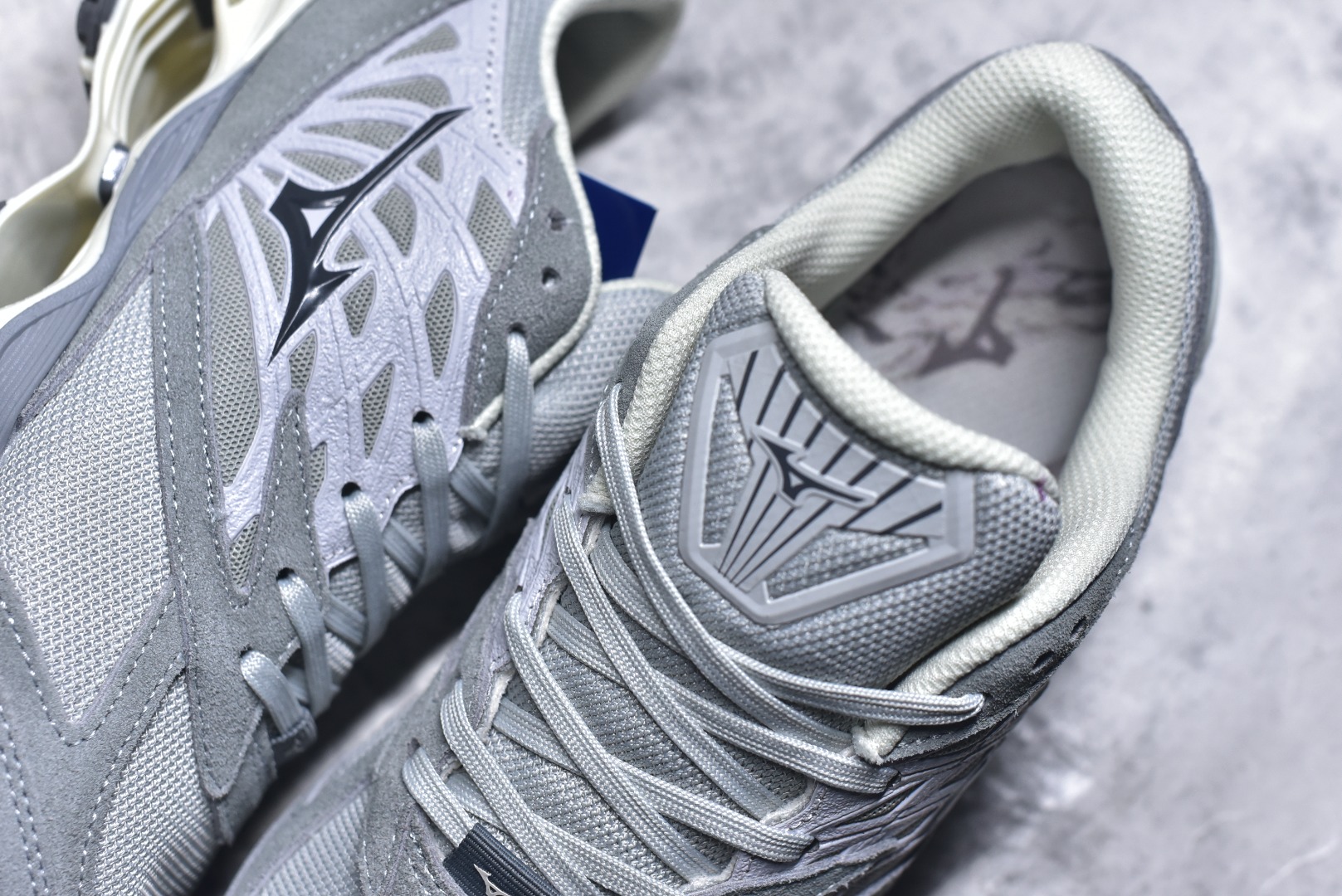 图片[9]-#Mizuno Wave Prophecy LS 经典百搭跑步鞋 男女同款 美津浓（Mizuno）是日本美津浓株式会社于1906年创立的运动品牌，经过一个多世纪的不断努力现已成为世界著名的运动器具、服装和鞋类生产商。美津浓力求服务于各类运动项目，并竭力使运动生活更加愉快和振奋。产品种类齐全，覆盖几乎全部主要运动项目，达到30万多个品类。尺码：36 36.5 37.5 38 38.5 39 40 40.5 41 42 42.5 43 44 44.5 45-选品中心