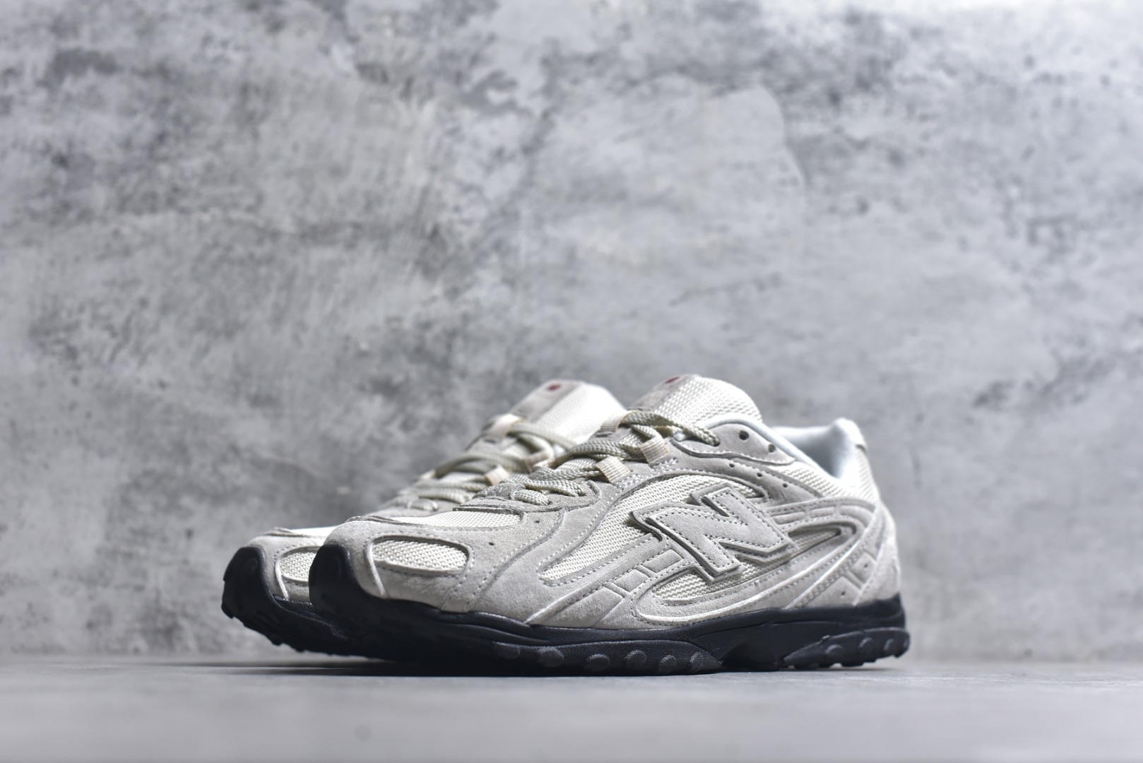 图片[2]-#新百伦 New Balance 204L 复古薄底鞋重塑都市运动美学时尚运动跑步鞋，以复古薄底设计与室内足球鞋灵感，打造兼具轻量化通勤与潮流穿搭的多功能鞋款。采用麂皮与网眼拼接鞋面，搭配大地色系或静奢浅褐配色，呈现复古与现代的平衡。薄底优化：中底采用超薄EVA缓震，结合颗粒状外底纹路，确保贴地感与灵活性，同时视觉上拉长腿部线条。细节升级：鞋侧反光大“N”字Logo与204L后跟标识增强辨识度，部分版本融入KITH联名银灰网眼材质，提升层次感。 货号：U204L8OV 尺码： 36-45含半码-选品中心