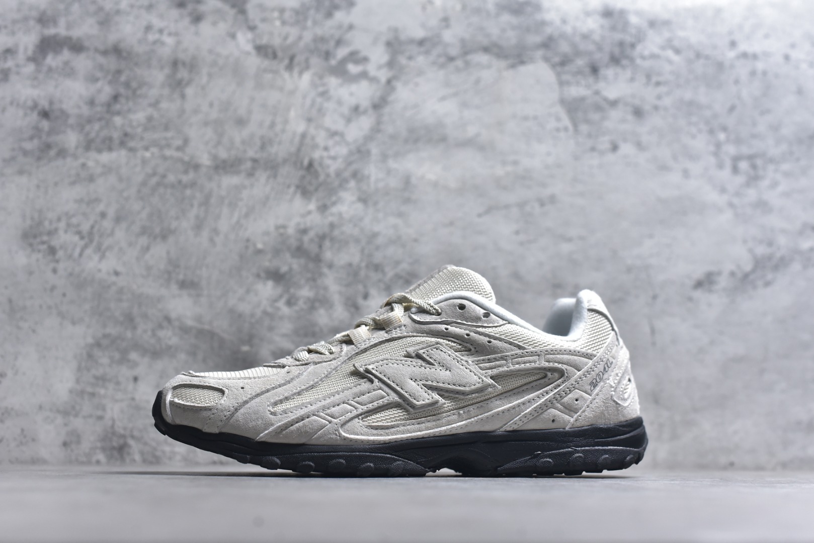 #新百伦 New Balance 204L 复古薄底鞋重塑都市运动美学时尚运动跑步鞋，以复古薄底设计与室内足球鞋灵感，打造兼具轻量化通勤与潮流穿搭的多功能鞋款。采用麂皮与网眼拼接鞋面，搭配大地色系或静奢浅褐配色，呈现复古与现代的平衡。薄底优化：中底采用超薄EVA缓震，结合颗粒状外底纹路，确保贴地感与灵活性，同时视觉上拉长腿部线条。细节升级：鞋侧反光大“N”字Logo与204L后跟标识增强辨识度，部分版本融入KITH联名银灰网眼材质，提升层次感。 货号：U204L8OV 尺码： 36-45含半码-选品中心