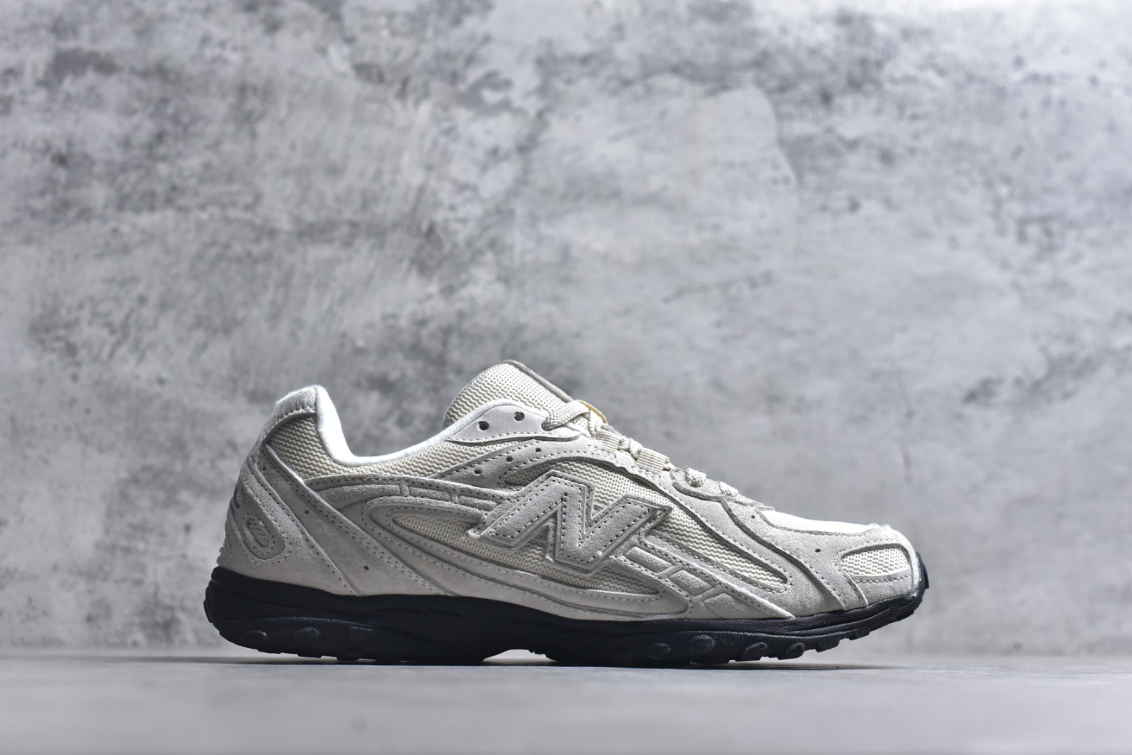 图片[3]-#新百伦 New Balance 204L 复古薄底鞋重塑都市运动美学时尚运动跑步鞋，以复古薄底设计与室内足球鞋灵感，打造兼具轻量化通勤与潮流穿搭的多功能鞋款。采用麂皮与网眼拼接鞋面，搭配大地色系或静奢浅褐配色，呈现复古与现代的平衡。薄底优化：中底采用超薄EVA缓震，结合颗粒状外底纹路，确保贴地感与灵活性，同时视觉上拉长腿部线条。细节升级：鞋侧反光大“N”字Logo与204L后跟标识增强辨识度，部分版本融入KITH联名银灰网眼材质，提升层次感。 货号：U204L8OV 尺码： 36-45含半码-选品中心