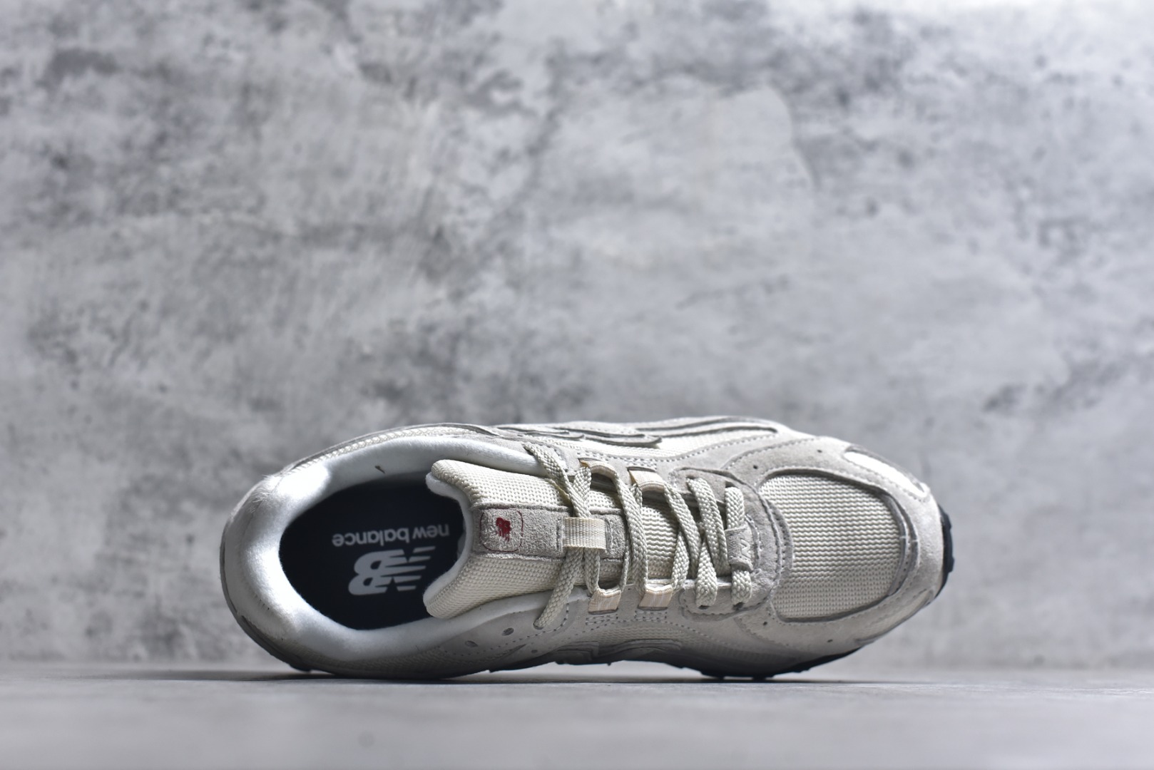 图片[4]-#新百伦 New Balance 204L 复古薄底鞋重塑都市运动美学时尚运动跑步鞋，以复古薄底设计与室内足球鞋灵感，打造兼具轻量化通勤与潮流穿搭的多功能鞋款。采用麂皮与网眼拼接鞋面，搭配大地色系或静奢浅褐配色，呈现复古与现代的平衡。薄底优化：中底采用超薄EVA缓震，结合颗粒状外底纹路，确保贴地感与灵活性，同时视觉上拉长腿部线条。细节升级：鞋侧反光大“N”字Logo与204L后跟标识增强辨识度，部分版本融入KITH联名银灰网眼材质，提升层次感。 货号：U204L8OV 尺码： 36-45含半码-选品中心