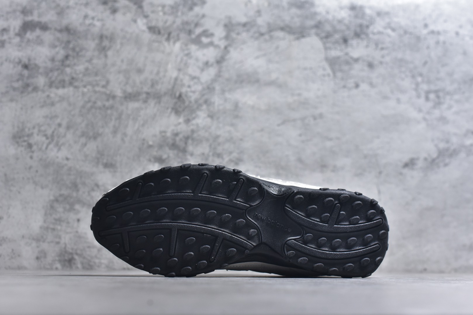 图片[6]-#新百伦 New Balance 204L 复古薄底鞋重塑都市运动美学时尚运动跑步鞋，以复古薄底设计与室内足球鞋灵感，打造兼具轻量化通勤与潮流穿搭的多功能鞋款。采用麂皮与网眼拼接鞋面，搭配大地色系或静奢浅褐配色，呈现复古与现代的平衡。薄底优化：中底采用超薄EVA缓震，结合颗粒状外底纹路，确保贴地感与灵活性，同时视觉上拉长腿部线条。细节升级：鞋侧反光大“N”字Logo与204L后跟标识增强辨识度，部分版本融入KITH联名银灰网眼材质，提升层次感。 货号：U204L8OV 尺码： 36-45含半码-选品中心