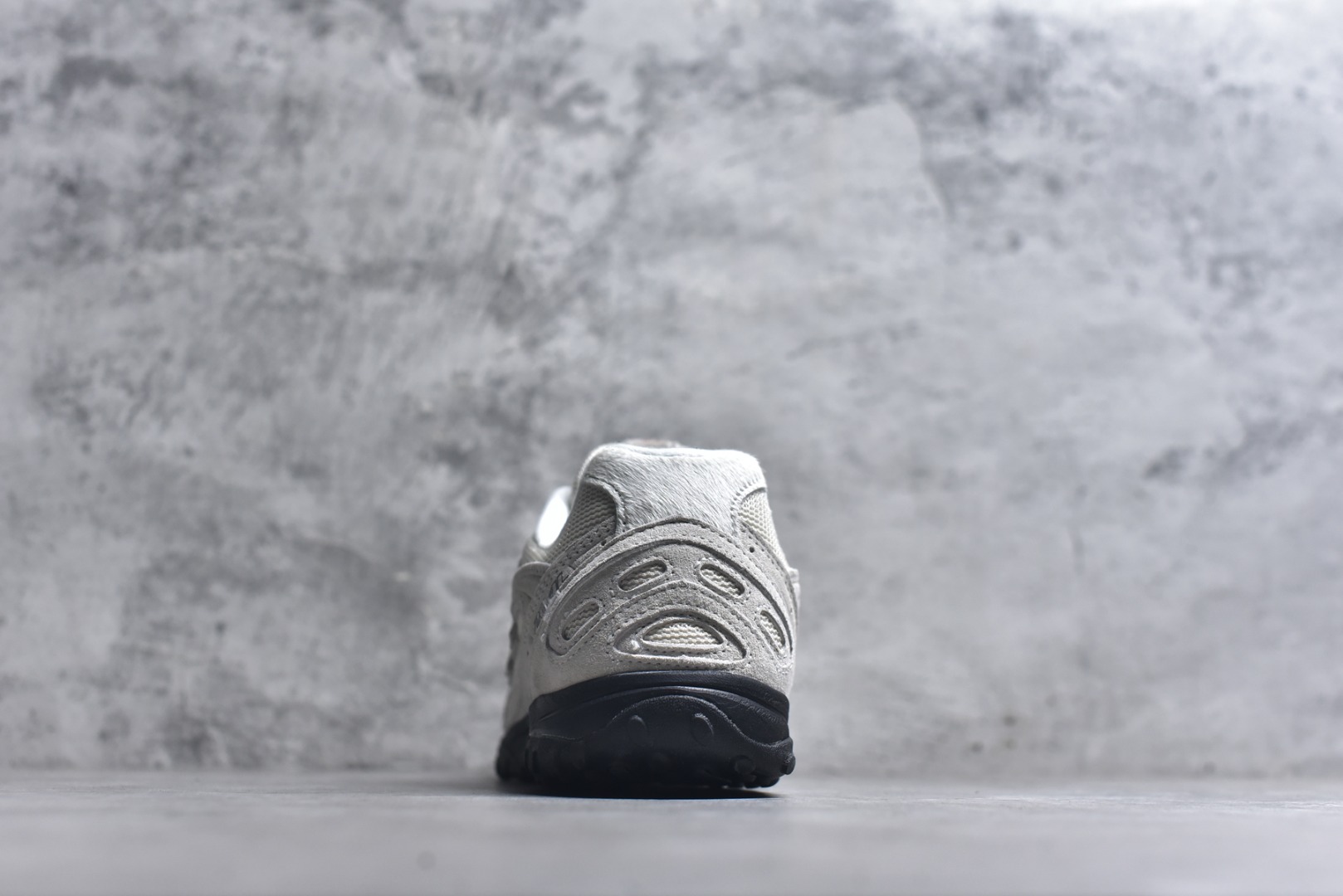 图片[5]-#新百伦 New Balance 204L 复古薄底鞋重塑都市运动美学时尚运动跑步鞋，以复古薄底设计与室内足球鞋灵感，打造兼具轻量化通勤与潮流穿搭的多功能鞋款。采用麂皮与网眼拼接鞋面，搭配大地色系或静奢浅褐配色，呈现复古与现代的平衡。薄底优化：中底采用超薄EVA缓震，结合颗粒状外底纹路，确保贴地感与灵活性，同时视觉上拉长腿部线条。细节升级：鞋侧反光大“N”字Logo与204L后跟标识增强辨识度，部分版本融入KITH联名银灰网眼材质，提升层次感。 货号：U204L8OV 尺码： 36-45含半码-选品中心