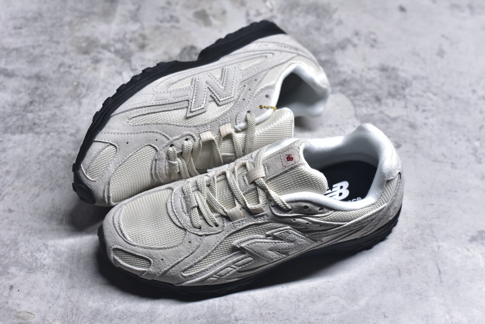 图片[7]-#新百伦 New Balance 204L 复古薄底鞋重塑都市运动美学时尚运动跑步鞋，以复古薄底设计与室内足球鞋灵感，打造兼具轻量化通勤与潮流穿搭的多功能鞋款。采用麂皮与网眼拼接鞋面，搭配大地色系或静奢浅褐配色，呈现复古与现代的平衡。薄底优化：中底采用超薄EVA缓震，结合颗粒状外底纹路，确保贴地感与灵活性，同时视觉上拉长腿部线条。细节升级：鞋侧反光大“N”字Logo与204L后跟标识增强辨识度，部分版本融入KITH联名银灰网眼材质，提升层次感。 货号：U204L8OV 尺码： 36-45含半码-选品中心