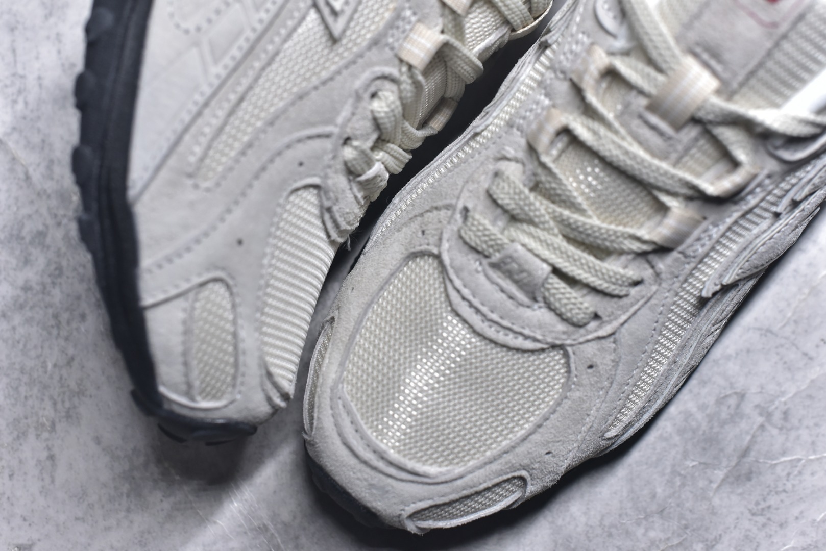 图片[8]-#新百伦 New Balance 204L 复古薄底鞋重塑都市运动美学时尚运动跑步鞋，以复古薄底设计与室内足球鞋灵感，打造兼具轻量化通勤与潮流穿搭的多功能鞋款。采用麂皮与网眼拼接鞋面，搭配大地色系或静奢浅褐配色，呈现复古与现代的平衡。薄底优化：中底采用超薄EVA缓震，结合颗粒状外底纹路，确保贴地感与灵活性，同时视觉上拉长腿部线条。细节升级：鞋侧反光大“N”字Logo与204L后跟标识增强辨识度，部分版本融入KITH联名银灰网眼材质，提升层次感。 货号：U204L8OV 尺码： 36-45含半码-选品中心