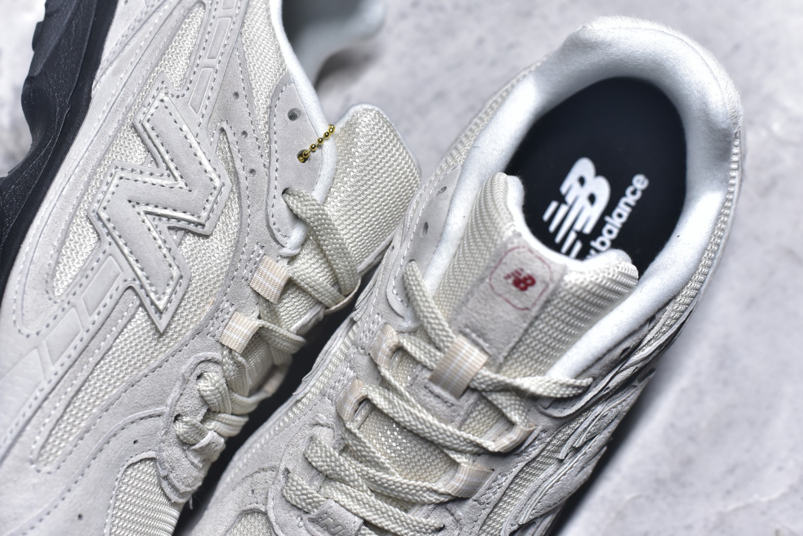 图片[9]-#新百伦 New Balance 204L 复古薄底鞋重塑都市运动美学时尚运动跑步鞋，以复古薄底设计与室内足球鞋灵感，打造兼具轻量化通勤与潮流穿搭的多功能鞋款。采用麂皮与网眼拼接鞋面，搭配大地色系或静奢浅褐配色，呈现复古与现代的平衡。薄底优化：中底采用超薄EVA缓震，结合颗粒状外底纹路，确保贴地感与灵活性，同时视觉上拉长腿部线条。细节升级：鞋侧反光大“N”字Logo与204L后跟标识增强辨识度，部分版本融入KITH联名银灰网眼材质，提升层次感。 货号：U204L8OV 尺码： 36-45含半码-选品中心