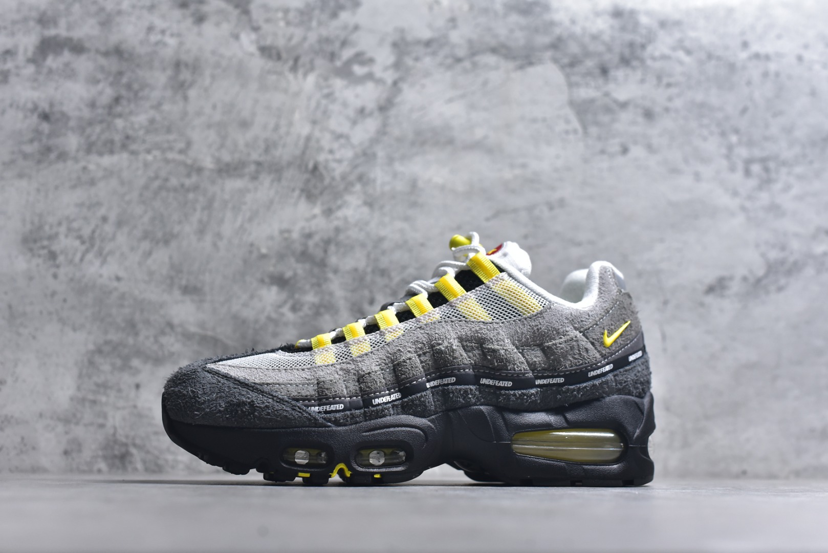 #UNDEFEATED x NK Air Max 95 SP 上海限定 联名灰黄 IB4523-002 亲自操刀耗时半年开发 重金购买全套印尼原厂纸板楦头开发 2025官方主推系列 致敬诞生30周年的传奇鞋型 Air Max 95 系列再度重磅复刻归来 以全新配色续写光辉历史 更以现代手法重塑经典 将复古风格与前沿科技完美融合 一比一鞋头弧度高度鞋身弧度 东莞原厂模具大底 一码一模 原厂高韧性Tpu 独家供应35.5 45.5 48.5 49.5 50.5 原厂特供同批次皮料与Zp零色差 原厂特供内外标均可过绿X扫描认证 独家原装Big Bubble气垫 气垫体积更大 提供更强的缓震性能和回弹性 进口玻璃冲刀皮料裁剪零毛边 电脑针车工艺 鞋面不留荧光细节 平台可冲 超高鞋面清洁度 最高QC检验标准 控制溢胶瑕疵 每一双都是工艺品 实拍调校N版已经零色差零失真 百分百还原实物色彩所见即所得 不存在货不对板色差等低级问题 选购参考实物拍摄 不混卖不参货 只用心做好货严格选品 承诺混一赔十 尺码：35.5 36 36.5 37.5 38 38.5 39 40 40.5 41 42 42.5 43 44 44.5 45 45.5 46 47.5 48.5 49.5 50.5-选品中心