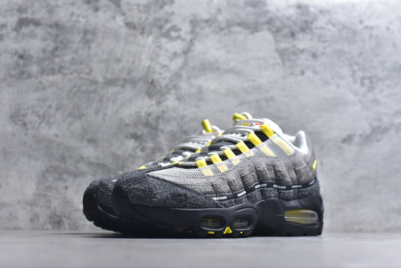 图片[2]-#UNDEFEATED x NK Air Max 95 SP 上海限定 联名灰黄 IB4523-002 亲自操刀耗时半年开发 重金购买全套印尼原厂纸板楦头开发 2025官方主推系列 致敬诞生30周年的传奇鞋型 Air Max 95 系列再度重磅复刻归来 以全新配色续写光辉历史 更以现代手法重塑经典 将复古风格与前沿科技完美融合 一比一鞋头弧度高度鞋身弧度 东莞原厂模具大底 一码一模 原厂高韧性Tpu 独家供应35.5 45.5 48.5 49.5 50.5 原厂特供同批次皮料与Zp零色差 原厂特供内外标均可过绿X扫描认证 独家原装Big Bubble气垫 气垫体积更大 提供更强的缓震性能和回弹性 进口玻璃冲刀皮料裁剪零毛边 电脑针车工艺 鞋面不留荧光细节 平台可冲 超高鞋面清洁度 最高QC检验标准 控制溢胶瑕疵 每一双都是工艺品 实拍调校N版已经零色差零失真 百分百还原实物色彩所见即所得 不存在货不对板色差等低级问题 选购参考实物拍摄 不混卖不参货 只用心做好货严格选品 承诺混一赔十 尺码：35.5 36 36.5 37.5 38 38.5 39 40 40.5 41 42 42.5 43 44 44.5 45 45.5 46 47.5 48.5 49.5 50.5-选品中心