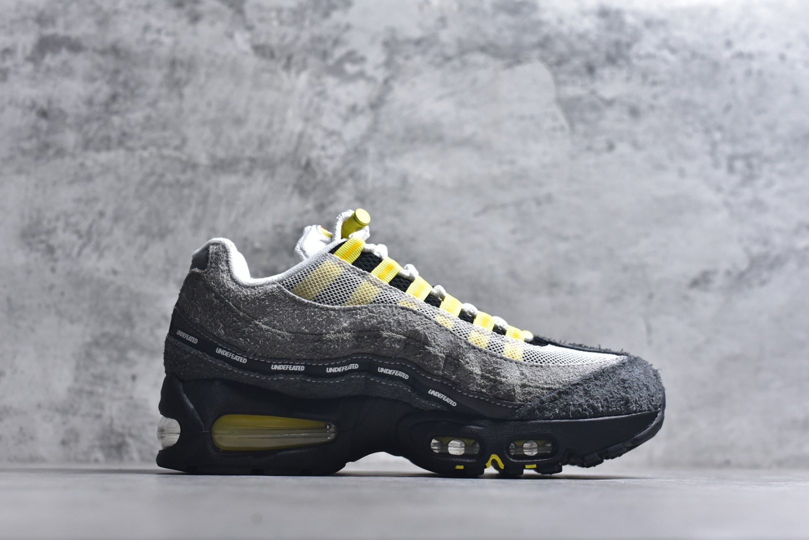 图片[3]-#UNDEFEATED x NK Air Max 95 SP 上海限定 联名灰黄 IB4523-002 亲自操刀耗时半年开发 重金购买全套印尼原厂纸板楦头开发 2025官方主推系列 致敬诞生30周年的传奇鞋型 Air Max 95 系列再度重磅复刻归来 以全新配色续写光辉历史 更以现代手法重塑经典 将复古风格与前沿科技完美融合 一比一鞋头弧度高度鞋身弧度 东莞原厂模具大底 一码一模 原厂高韧性Tpu 独家供应35.5 45.5 48.5 49.5 50.5 原厂特供同批次皮料与Zp零色差 原厂特供内外标均可过绿X扫描认证 独家原装Big Bubble气垫 气垫体积更大 提供更强的缓震性能和回弹性 进口玻璃冲刀皮料裁剪零毛边 电脑针车工艺 鞋面不留荧光细节 平台可冲 超高鞋面清洁度 最高QC检验标准 控制溢胶瑕疵 每一双都是工艺品 实拍调校N版已经零色差零失真 百分百还原实物色彩所见即所得 不存在货不对板色差等低级问题 选购参考实物拍摄 不混卖不参货 只用心做好货严格选品 承诺混一赔十 尺码：35.5 36 36.5 37.5 38 38.5 39 40 40.5 41 42 42.5 43 44 44.5 45 45.5 46 47.5 48.5 49.5 50.5-选品中心