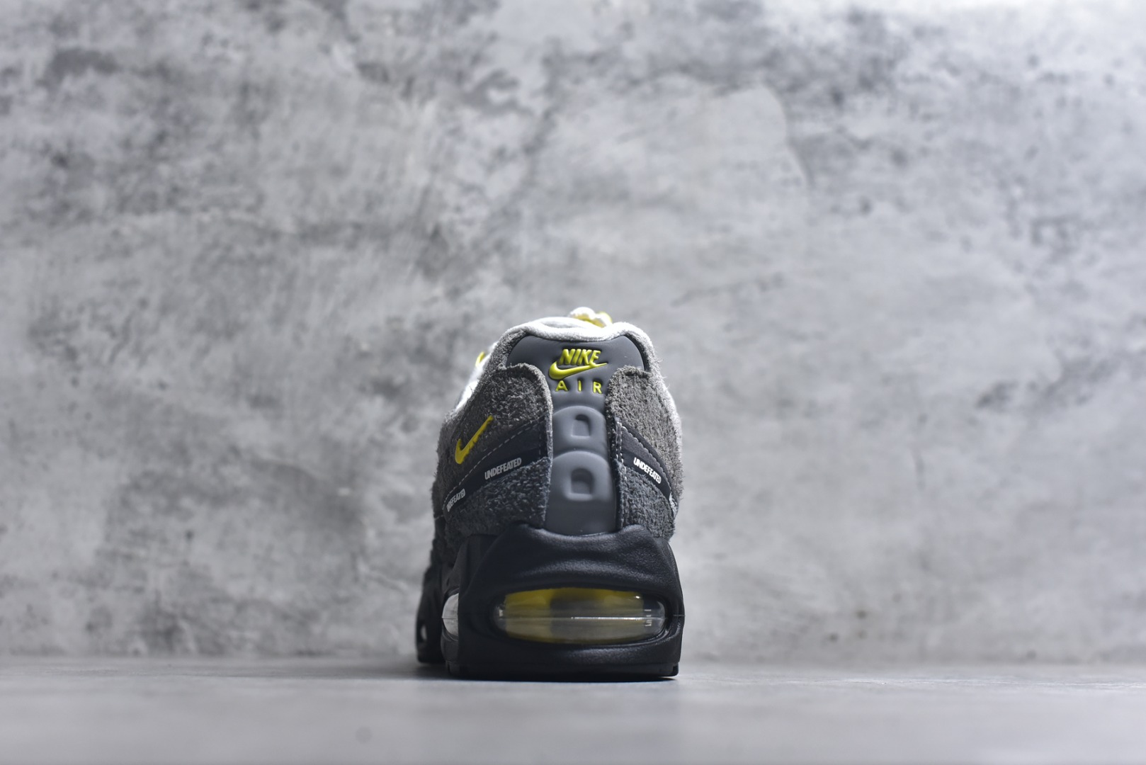 图片[5]-#UNDEFEATED x NK Air Max 95 SP 上海限定 联名灰黄 IB4523-002 亲自操刀耗时半年开发 重金购买全套印尼原厂纸板楦头开发 2025官方主推系列 致敬诞生30周年的传奇鞋型 Air Max 95 系列再度重磅复刻归来 以全新配色续写光辉历史 更以现代手法重塑经典 将复古风格与前沿科技完美融合 一比一鞋头弧度高度鞋身弧度 东莞原厂模具大底 一码一模 原厂高韧性Tpu 独家供应35.5 45.5 48.5 49.5 50.5 原厂特供同批次皮料与Zp零色差 原厂特供内外标均可过绿X扫描认证 独家原装Big Bubble气垫 气垫体积更大 提供更强的缓震性能和回弹性 进口玻璃冲刀皮料裁剪零毛边 电脑针车工艺 鞋面不留荧光细节 平台可冲 超高鞋面清洁度 最高QC检验标准 控制溢胶瑕疵 每一双都是工艺品 实拍调校N版已经零色差零失真 百分百还原实物色彩所见即所得 不存在货不对板色差等低级问题 选购参考实物拍摄 不混卖不参货 只用心做好货严格选品 承诺混一赔十 尺码：35.5 36 36.5 37.5 38 38.5 39 40 40.5 41 42 42.5 43 44 44.5 45 45.5 46 47.5 48.5 49.5 50.5-选品中心