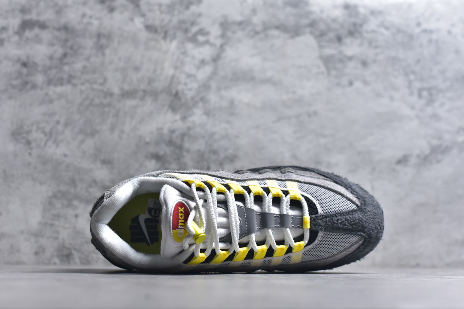 图片[4]-#UNDEFEATED x NK Air Max 95 SP 上海限定 联名灰黄 IB4523-002 亲自操刀耗时半年开发 重金购买全套印尼原厂纸板楦头开发 2025官方主推系列 致敬诞生30周年的传奇鞋型 Air Max 95 系列再度重磅复刻归来 以全新配色续写光辉历史 更以现代手法重塑经典 将复古风格与前沿科技完美融合 一比一鞋头弧度高度鞋身弧度 东莞原厂模具大底 一码一模 原厂高韧性Tpu 独家供应35.5 45.5 48.5 49.5 50.5 原厂特供同批次皮料与Zp零色差 原厂特供内外标均可过绿X扫描认证 独家原装Big Bubble气垫 气垫体积更大 提供更强的缓震性能和回弹性 进口玻璃冲刀皮料裁剪零毛边 电脑针车工艺 鞋面不留荧光细节 平台可冲 超高鞋面清洁度 最高QC检验标准 控制溢胶瑕疵 每一双都是工艺品 实拍调校N版已经零色差零失真 百分百还原实物色彩所见即所得 不存在货不对板色差等低级问题 选购参考实物拍摄 不混卖不参货 只用心做好货严格选品 承诺混一赔十 尺码：35.5 36 36.5 37.5 38 38.5 39 40 40.5 41 42 42.5 43 44 44.5 45 45.5 46 47.5 48.5 49.5 50.5-选品中心