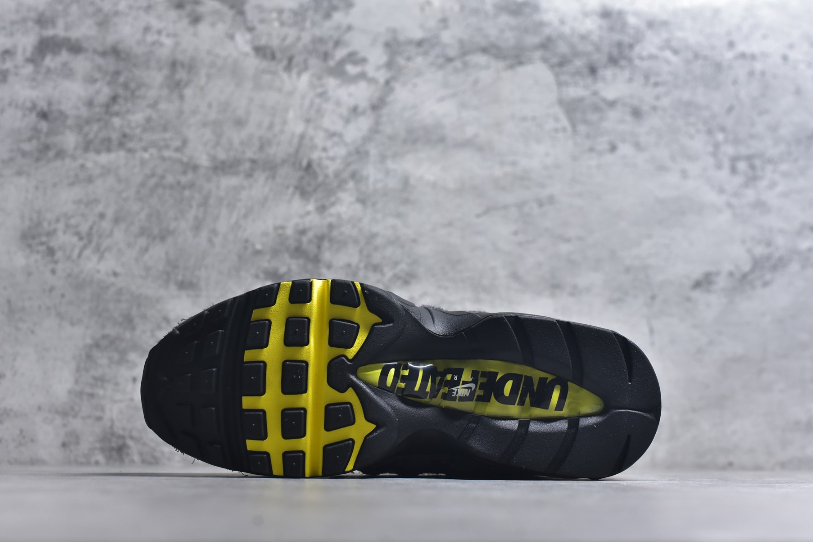 图片[6]-#UNDEFEATED x NK Air Max 95 SP 上海限定 联名灰黄 IB4523-002 亲自操刀耗时半年开发 重金购买全套印尼原厂纸板楦头开发 2025官方主推系列 致敬诞生30周年的传奇鞋型 Air Max 95 系列再度重磅复刻归来 以全新配色续写光辉历史 更以现代手法重塑经典 将复古风格与前沿科技完美融合 一比一鞋头弧度高度鞋身弧度 东莞原厂模具大底 一码一模 原厂高韧性Tpu 独家供应35.5 45.5 48.5 49.5 50.5 原厂特供同批次皮料与Zp零色差 原厂特供内外标均可过绿X扫描认证 独家原装Big Bubble气垫 气垫体积更大 提供更强的缓震性能和回弹性 进口玻璃冲刀皮料裁剪零毛边 电脑针车工艺 鞋面不留荧光细节 平台可冲 超高鞋面清洁度 最高QC检验标准 控制溢胶瑕疵 每一双都是工艺品 实拍调校N版已经零色差零失真 百分百还原实物色彩所见即所得 不存在货不对板色差等低级问题 选购参考实物拍摄 不混卖不参货 只用心做好货严格选品 承诺混一赔十 尺码：35.5 36 36.5 37.5 38 38.5 39 40 40.5 41 42 42.5 43 44 44.5 45 45.5 46 47.5 48.5 49.5 50.5-选品中心