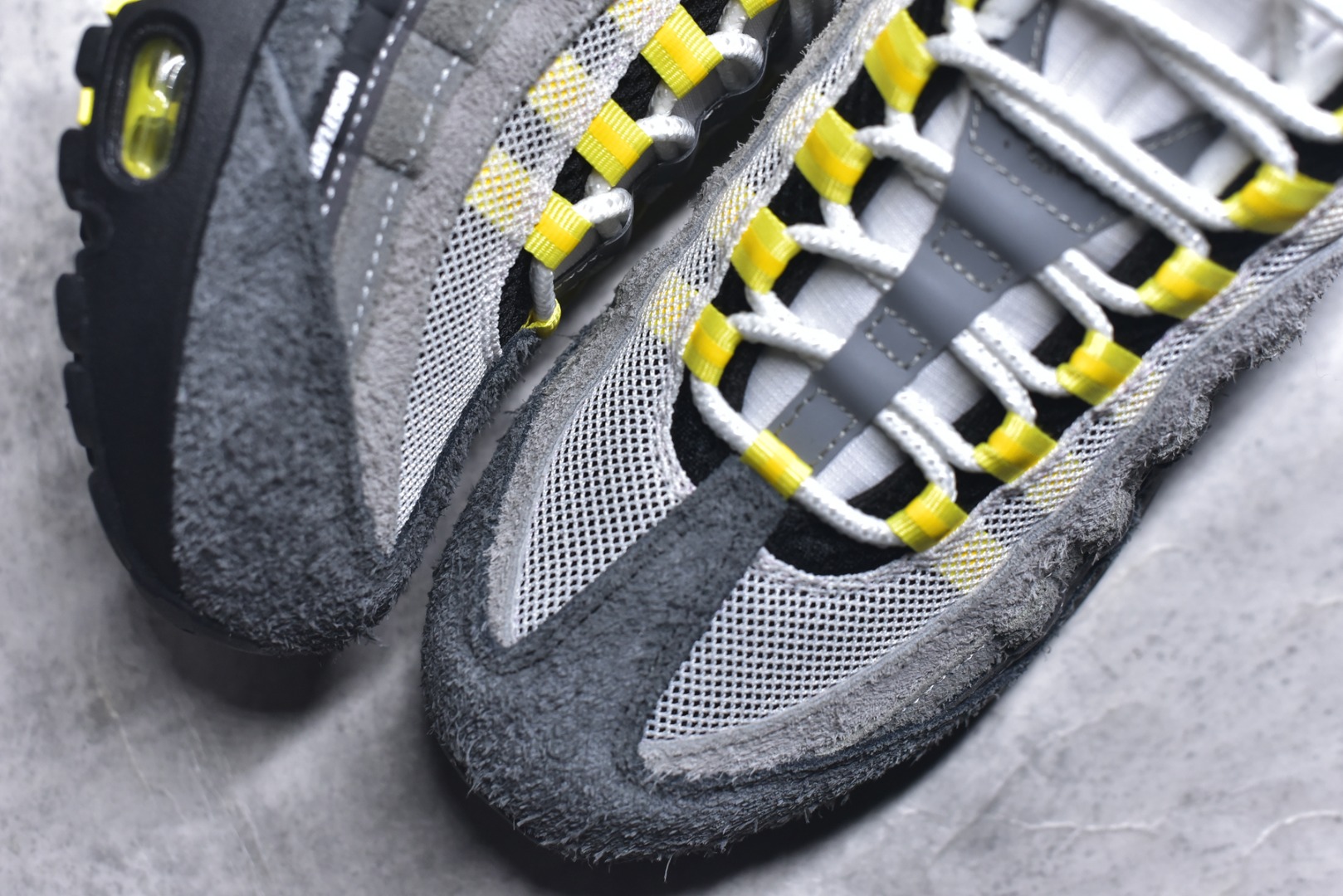 图片[8]-#UNDEFEATED x NK Air Max 95 SP 上海限定 联名灰黄 IB4523-002 亲自操刀耗时半年开发 重金购买全套印尼原厂纸板楦头开发 2025官方主推系列 致敬诞生30周年的传奇鞋型 Air Max 95 系列再度重磅复刻归来 以全新配色续写光辉历史 更以现代手法重塑经典 将复古风格与前沿科技完美融合 一比一鞋头弧度高度鞋身弧度 东莞原厂模具大底 一码一模 原厂高韧性Tpu 独家供应35.5 45.5 48.5 49.5 50.5 原厂特供同批次皮料与Zp零色差 原厂特供内外标均可过绿X扫描认证 独家原装Big Bubble气垫 气垫体积更大 提供更强的缓震性能和回弹性 进口玻璃冲刀皮料裁剪零毛边 电脑针车工艺 鞋面不留荧光细节 平台可冲 超高鞋面清洁度 最高QC检验标准 控制溢胶瑕疵 每一双都是工艺品 实拍调校N版已经零色差零失真 百分百还原实物色彩所见即所得 不存在货不对板色差等低级问题 选购参考实物拍摄 不混卖不参货 只用心做好货严格选品 承诺混一赔十 尺码：35.5 36 36.5 37.5 38 38.5 39 40 40.5 41 42 42.5 43 44 44.5 45 45.5 46 47.5 48.5 49.5 50.5-选品中心