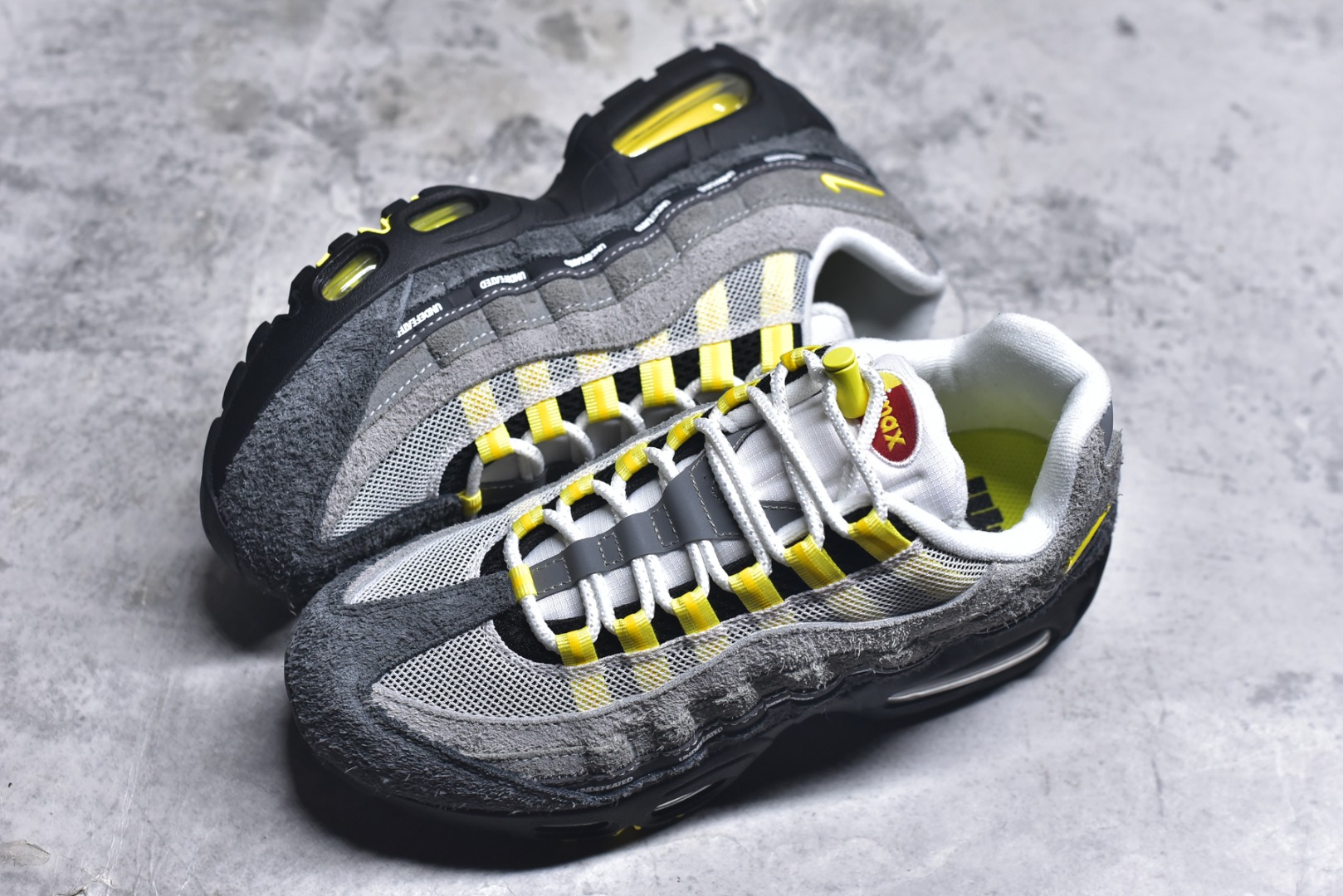 图片[7]-#UNDEFEATED x NK Air Max 95 SP 上海限定 联名灰黄 IB4523-002 亲自操刀耗时半年开发 重金购买全套印尼原厂纸板楦头开发 2025官方主推系列 致敬诞生30周年的传奇鞋型 Air Max 95 系列再度重磅复刻归来 以全新配色续写光辉历史 更以现代手法重塑经典 将复古风格与前沿科技完美融合 一比一鞋头弧度高度鞋身弧度 东莞原厂模具大底 一码一模 原厂高韧性Tpu 独家供应35.5 45.5 48.5 49.5 50.5 原厂特供同批次皮料与Zp零色差 原厂特供内外标均可过绿X扫描认证 独家原装Big Bubble气垫 气垫体积更大 提供更强的缓震性能和回弹性 进口玻璃冲刀皮料裁剪零毛边 电脑针车工艺 鞋面不留荧光细节 平台可冲 超高鞋面清洁度 最高QC检验标准 控制溢胶瑕疵 每一双都是工艺品 实拍调校N版已经零色差零失真 百分百还原实物色彩所见即所得 不存在货不对板色差等低级问题 选购参考实物拍摄 不混卖不参货 只用心做好货严格选品 承诺混一赔十 尺码：35.5 36 36.5 37.5 38 38.5 39 40 40.5 41 42 42.5 43 44 44.5 45 45.5 46 47.5 48.5 49.5 50.5-选品中心
