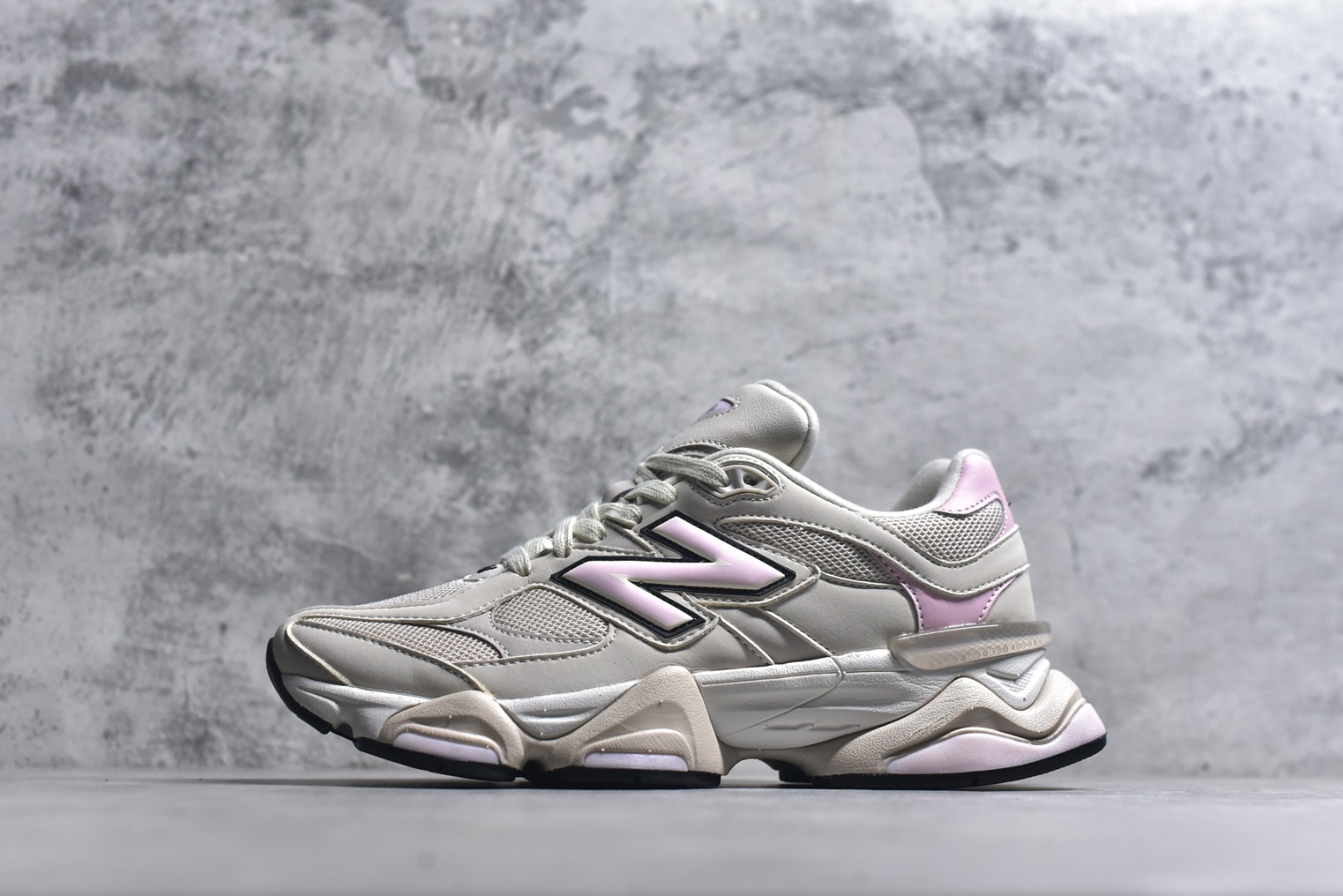 #New Balance NB9060 联名款 复古休闲运动慢跑鞋 灰粉色 U9060AJD 全套原楦原纸板原厂数据开发 进口三明治网面 原装进口翻毛皮料正确绒感卡色 正确中底拉帮中底网布细节 原厂标裁 带紫光防伪 定制后跟透明水晶模块 冲裁组合 大底贴合程度胶水上色把控完美 整洁度挑战全网艺术家 多道序QC把关品质完善 匠心打造 耗时两个月开发完成 工艺极其复杂难度可想而知 新开独立私模大底 全网唯一正确六层组合大底 高端零售专供产物 尺码：36 37 37.5 38 38.5 39 40 40.5 41 42 42.5 43 44 45 46.5-选品中心