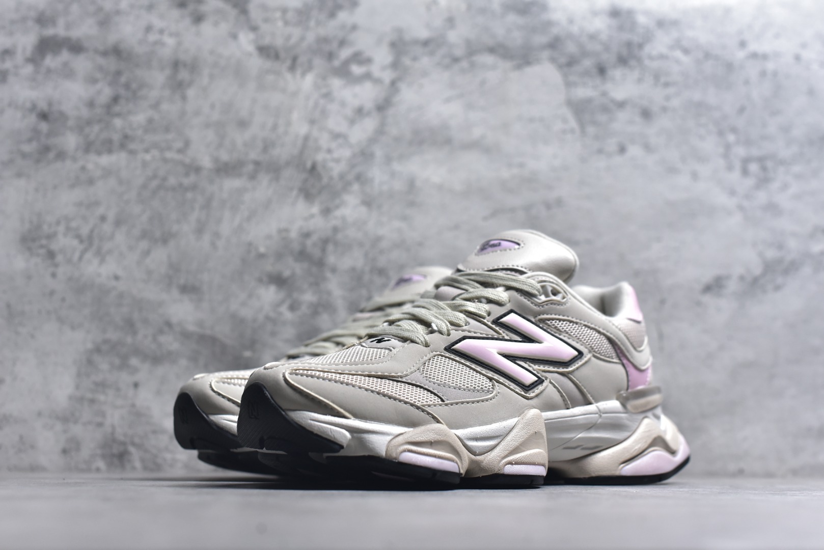 图片[2]-#New Balance NB9060 联名款 复古休闲运动慢跑鞋 灰粉色 U9060AJD 全套原楦原纸板原厂数据开发 进口三明治网面 原装进口翻毛皮料正确绒感卡色 正确中底拉帮中底网布细节 原厂标裁 带紫光防伪 定制后跟透明水晶模块 冲裁组合 大底贴合程度胶水上色把控完美 整洁度挑战全网艺术家 多道序QC把关品质完善 匠心打造 耗时两个月开发完成 工艺极其复杂难度可想而知 新开独立私模大底 全网唯一正确六层组合大底 高端零售专供产物 尺码：36 37 37.5 38 38.5 39 40 40.5 41 42 42.5 43 44 45 46.5-选品中心