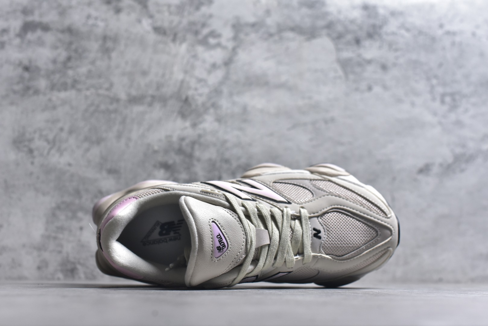 图片[4]-#New Balance NB9060 联名款 复古休闲运动慢跑鞋 灰粉色 U9060AJD 全套原楦原纸板原厂数据开发 进口三明治网面 原装进口翻毛皮料正确绒感卡色 正确中底拉帮中底网布细节 原厂标裁 带紫光防伪 定制后跟透明水晶模块 冲裁组合 大底贴合程度胶水上色把控完美 整洁度挑战全网艺术家 多道序QC把关品质完善 匠心打造 耗时两个月开发完成 工艺极其复杂难度可想而知 新开独立私模大底 全网唯一正确六层组合大底 高端零售专供产物 尺码：36 37 37.5 38 38.5 39 40 40.5 41 42 42.5 43 44 45 46.5-选品中心