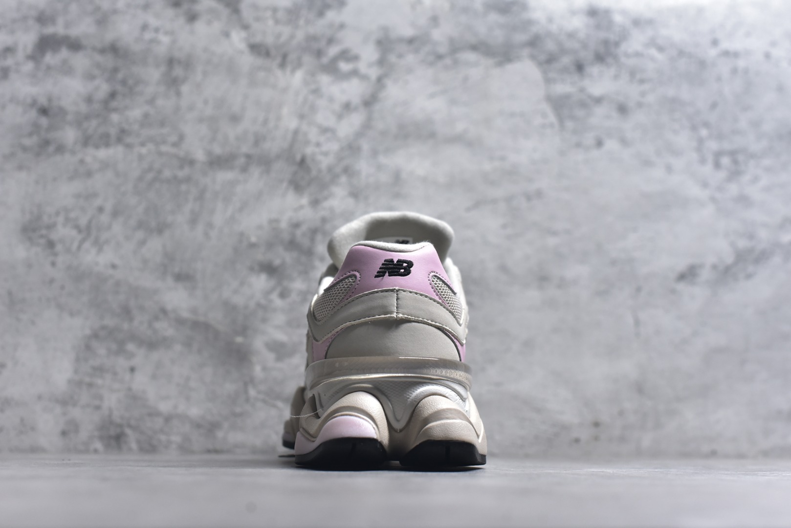 图片[5]-#New Balance NB9060 联名款 复古休闲运动慢跑鞋 灰粉色 U9060AJD 全套原楦原纸板原厂数据开发 进口三明治网面 原装进口翻毛皮料正确绒感卡色 正确中底拉帮中底网布细节 原厂标裁 带紫光防伪 定制后跟透明水晶模块 冲裁组合 大底贴合程度胶水上色把控完美 整洁度挑战全网艺术家 多道序QC把关品质完善 匠心打造 耗时两个月开发完成 工艺极其复杂难度可想而知 新开独立私模大底 全网唯一正确六层组合大底 高端零售专供产物 尺码：36 37 37.5 38 38.5 39 40 40.5 41 42 42.5 43 44 45 46.5-选品中心