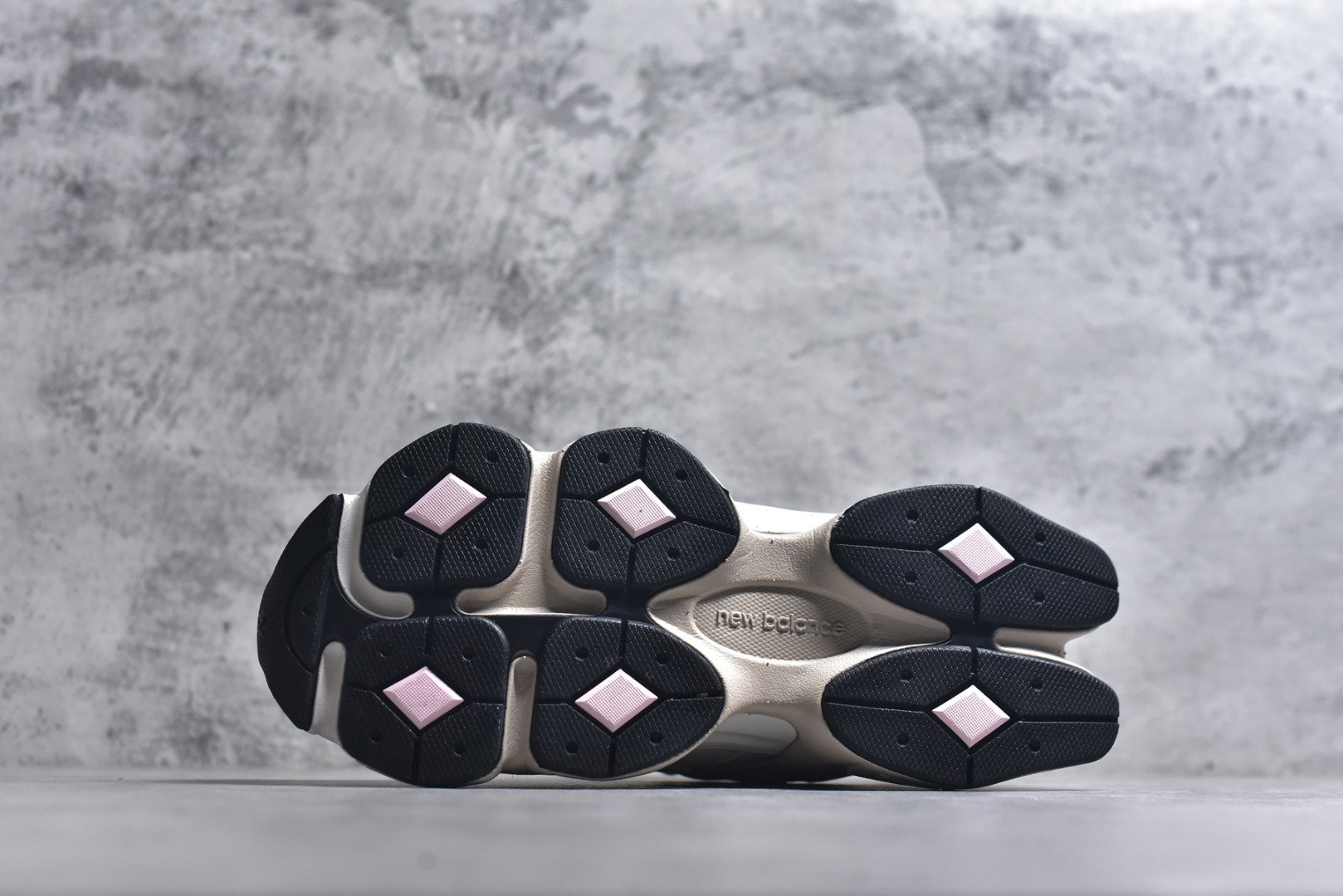 图片[6]-#New Balance NB9060 联名款 复古休闲运动慢跑鞋 灰粉色 U9060AJD 全套原楦原纸板原厂数据开发 进口三明治网面 原装进口翻毛皮料正确绒感卡色 正确中底拉帮中底网布细节 原厂标裁 带紫光防伪 定制后跟透明水晶模块 冲裁组合 大底贴合程度胶水上色把控完美 整洁度挑战全网艺术家 多道序QC把关品质完善 匠心打造 耗时两个月开发完成 工艺极其复杂难度可想而知 新开独立私模大底 全网唯一正确六层组合大底 高端零售专供产物 尺码：36 37 37.5 38 38.5 39 40 40.5 41 42 42.5 43 44 45 46.5-选品中心