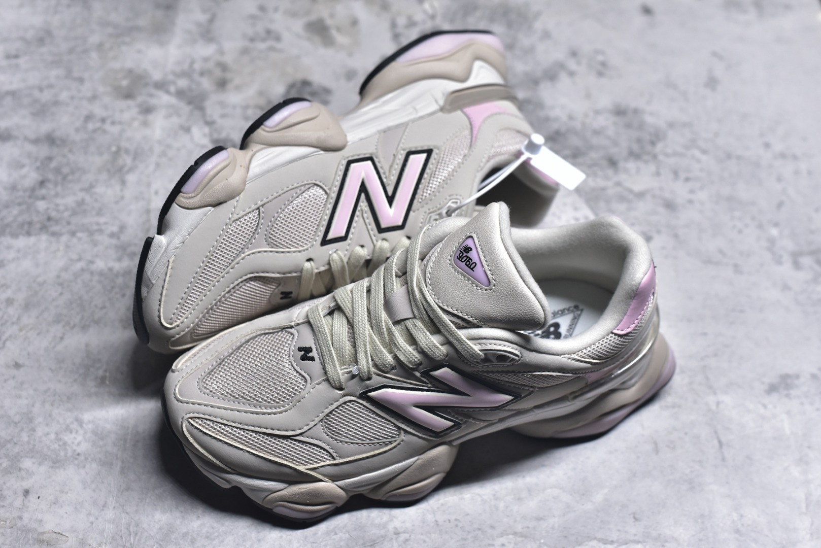 图片[7]-#New Balance NB9060 联名款 复古休闲运动慢跑鞋 灰粉色 U9060AJD 全套原楦原纸板原厂数据开发 进口三明治网面 原装进口翻毛皮料正确绒感卡色 正确中底拉帮中底网布细节 原厂标裁 带紫光防伪 定制后跟透明水晶模块 冲裁组合 大底贴合程度胶水上色把控完美 整洁度挑战全网艺术家 多道序QC把关品质完善 匠心打造 耗时两个月开发完成 工艺极其复杂难度可想而知 新开独立私模大底 全网唯一正确六层组合大底 高端零售专供产物 尺码：36 37 37.5 38 38.5 39 40 40.5 41 42 42.5 43 44 45 46.5-选品中心