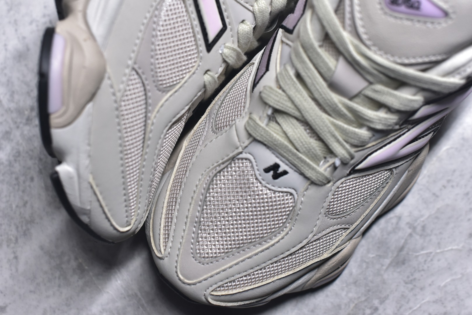 图片[8]-#New Balance NB9060 联名款 复古休闲运动慢跑鞋 灰粉色 U9060AJD 全套原楦原纸板原厂数据开发 进口三明治网面 原装进口翻毛皮料正确绒感卡色 正确中底拉帮中底网布细节 原厂标裁 带紫光防伪 定制后跟透明水晶模块 冲裁组合 大底贴合程度胶水上色把控完美 整洁度挑战全网艺术家 多道序QC把关品质完善 匠心打造 耗时两个月开发完成 工艺极其复杂难度可想而知 新开独立私模大底 全网唯一正确六层组合大底 高端零售专供产物 尺码：36 37 37.5 38 38.5 39 40 40.5 41 42 42.5 43 44 45 46.5-选品中心