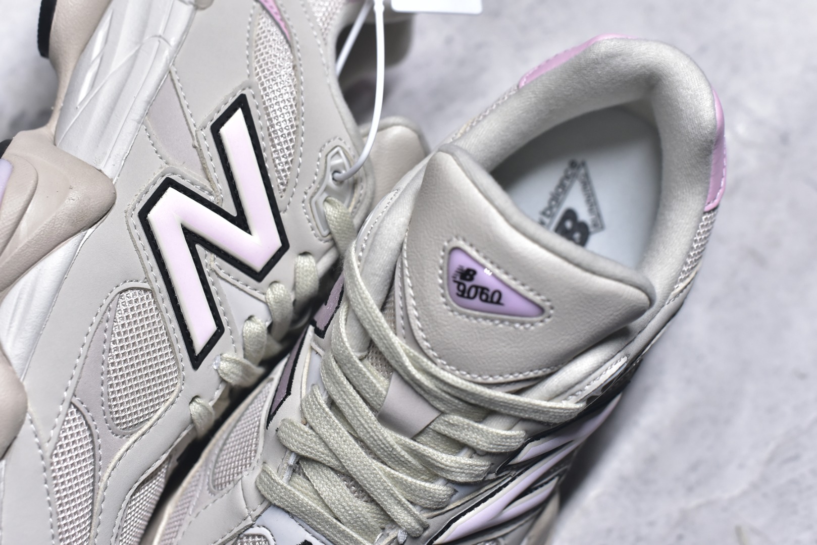 图片[9]-#New Balance NB9060 联名款 复古休闲运动慢跑鞋 灰粉色 U9060AJD 全套原楦原纸板原厂数据开发 进口三明治网面 原装进口翻毛皮料正确绒感卡色 正确中底拉帮中底网布细节 原厂标裁 带紫光防伪 定制后跟透明水晶模块 冲裁组合 大底贴合程度胶水上色把控完美 整洁度挑战全网艺术家 多道序QC把关品质完善 匠心打造 耗时两个月开发完成 工艺极其复杂难度可想而知 新开独立私模大底 全网唯一正确六层组合大底 高端零售专供产物 尺码：36 37 37.5 38 38.5 39 40 40.5 41 42 42.5 43 44 45 46.5-选品中心