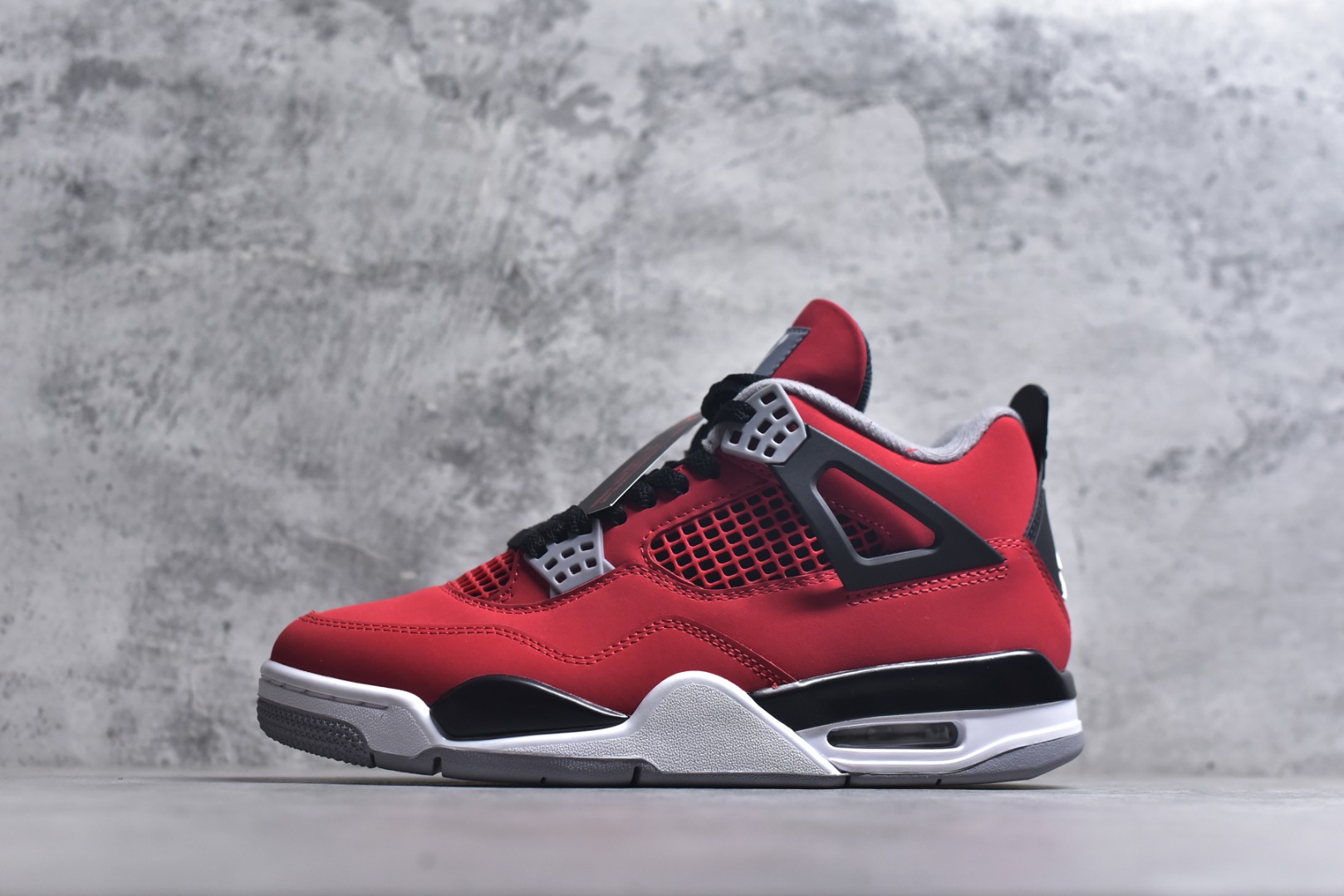 #Air Jordan 4 Retro AJ4 2026复刻公牛红黑 FQ8138-600 目前市面所有大厂中 品质材料细节最好的一个版本 原汁原味完美呈现四代版型 一比一鞋头弧度高度趴度鞋身弧度 原厂麂皮绒皮料材质 数据细节工艺流程均保持公司一致 细节品控鞋型随意秒杀市面版本 原厂TPU网格鞋带扣 正确内里网布 菱角分明不变形无多余毛边 柔软性质感一致于原鞋 原厂织唛标 原厂飞人电绣工艺 独家绑鞋带手法 印刷中底布 四线拉帮 米色美纹纸贴合固定 进口港宝加持 后跟自然饱满 全鞋荧光划线卡点 追求极致完美 每一双都是工艺品 多重QC质检 超越公司货的品控标准 实实在在的免检产品 尺码：40 40.5 41 42 42.5 43 44 44.5 45 46 47.5-选品中心