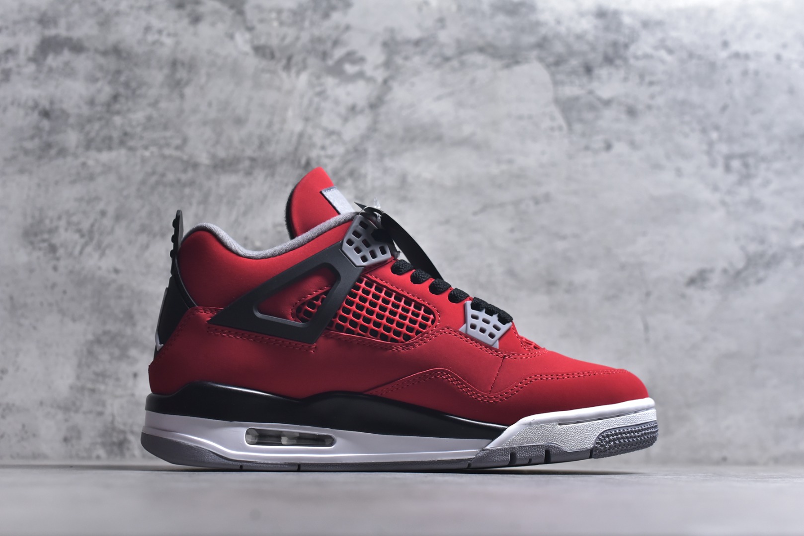 图片[3]-#Air Jordan 4 Retro AJ4 2026复刻公牛红黑 FQ8138-600 目前市面所有大厂中 品质材料细节最好的一个版本 原汁原味完美呈现四代版型 一比一鞋头弧度高度趴度鞋身弧度 原厂麂皮绒皮料材质 数据细节工艺流程均保持公司一致 细节品控鞋型随意秒杀市面版本 原厂TPU网格鞋带扣 正确内里网布 菱角分明不变形无多余毛边 柔软性质感一致于原鞋 原厂织唛标 原厂飞人电绣工艺 独家绑鞋带手法 印刷中底布 四线拉帮 米色美纹纸贴合固定 进口港宝加持 后跟自然饱满 全鞋荧光划线卡点 追求极致完美 每一双都是工艺品 多重QC质检 超越公司货的品控标准 实实在在的免检产品 尺码：40 40.5 41 42 42.5 43 44 44.5 45 46 47.5-选品中心