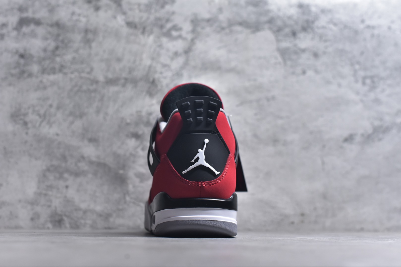 图片[5]-#Air Jordan 4 Retro AJ4 2026复刻公牛红黑 FQ8138-600 目前市面所有大厂中 品质材料细节最好的一个版本 原汁原味完美呈现四代版型 一比一鞋头弧度高度趴度鞋身弧度 原厂麂皮绒皮料材质 数据细节工艺流程均保持公司一致 细节品控鞋型随意秒杀市面版本 原厂TPU网格鞋带扣 正确内里网布 菱角分明不变形无多余毛边 柔软性质感一致于原鞋 原厂织唛标 原厂飞人电绣工艺 独家绑鞋带手法 印刷中底布 四线拉帮 米色美纹纸贴合固定 进口港宝加持 后跟自然饱满 全鞋荧光划线卡点 追求极致完美 每一双都是工艺品 多重QC质检 超越公司货的品控标准 实实在在的免检产品 尺码：40 40.5 41 42 42.5 43 44 44.5 45 46 47.5-选品中心