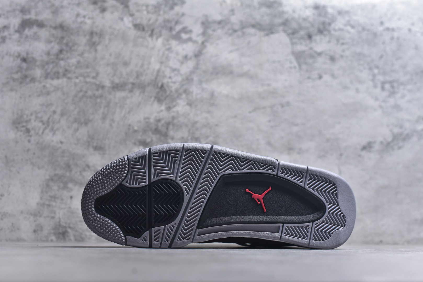 图片[6]-#Air Jordan 4 Retro AJ4 2026复刻公牛红黑 FQ8138-600 目前市面所有大厂中 品质材料细节最好的一个版本 原汁原味完美呈现四代版型 一比一鞋头弧度高度趴度鞋身弧度 原厂麂皮绒皮料材质 数据细节工艺流程均保持公司一致 细节品控鞋型随意秒杀市面版本 原厂TPU网格鞋带扣 正确内里网布 菱角分明不变形无多余毛边 柔软性质感一致于原鞋 原厂织唛标 原厂飞人电绣工艺 独家绑鞋带手法 印刷中底布 四线拉帮 米色美纹纸贴合固定 进口港宝加持 后跟自然饱满 全鞋荧光划线卡点 追求极致完美 每一双都是工艺品 多重QC质检 超越公司货的品控标准 实实在在的免检产品 尺码：40 40.5 41 42 42.5 43 44 44.5 45 46 47.5-选品中心