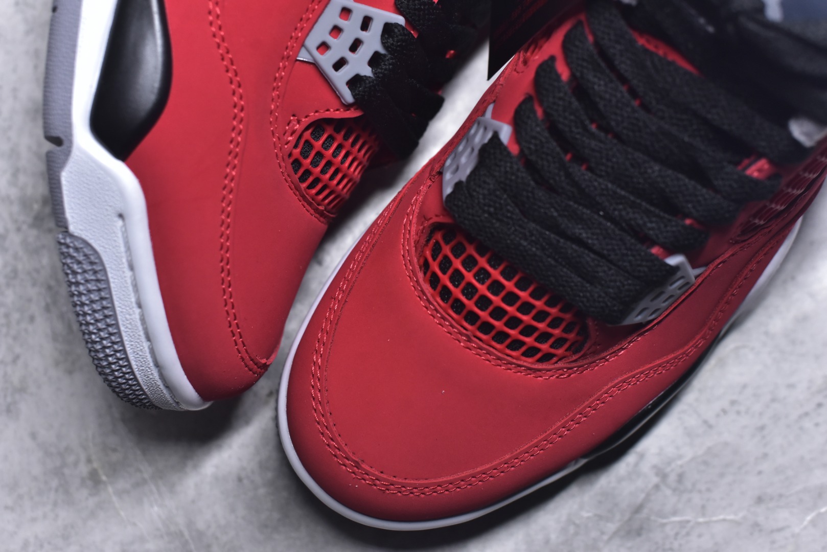 图片[8]-#Air Jordan 4 Retro AJ4 2026复刻公牛红黑 FQ8138-600 目前市面所有大厂中 品质材料细节最好的一个版本 原汁原味完美呈现四代版型 一比一鞋头弧度高度趴度鞋身弧度 原厂麂皮绒皮料材质 数据细节工艺流程均保持公司一致 细节品控鞋型随意秒杀市面版本 原厂TPU网格鞋带扣 正确内里网布 菱角分明不变形无多余毛边 柔软性质感一致于原鞋 原厂织唛标 原厂飞人电绣工艺 独家绑鞋带手法 印刷中底布 四线拉帮 米色美纹纸贴合固定 进口港宝加持 后跟自然饱满 全鞋荧光划线卡点 追求极致完美 每一双都是工艺品 多重QC质检 超越公司货的品控标准 实实在在的免检产品 尺码：40 40.5 41 42 42.5 43 44 44.5 45 46 47.5-选品中心